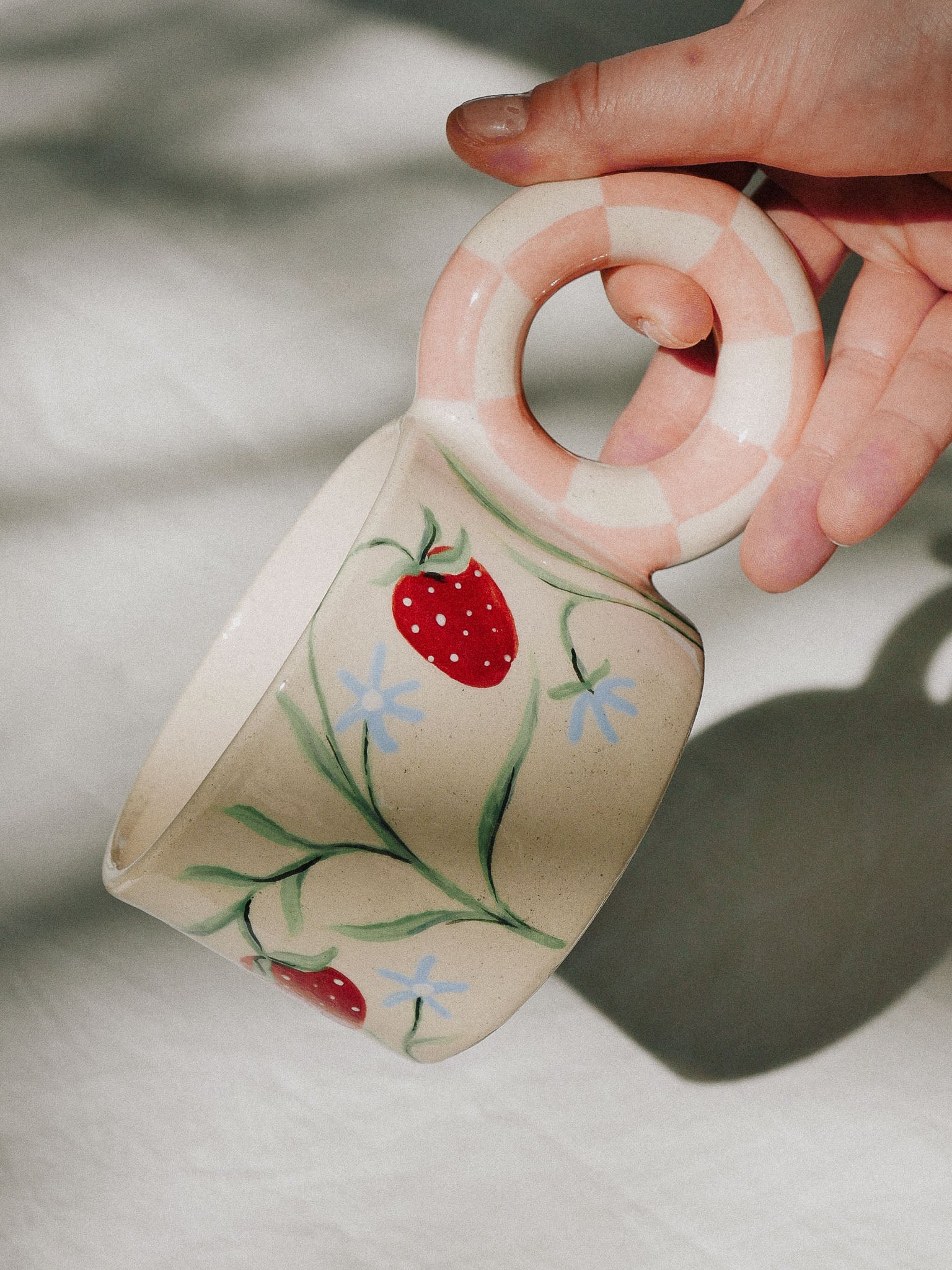 STRAWBERRIES AND FLOWERS HANDMADE CERAMIC MUG | jeje.things