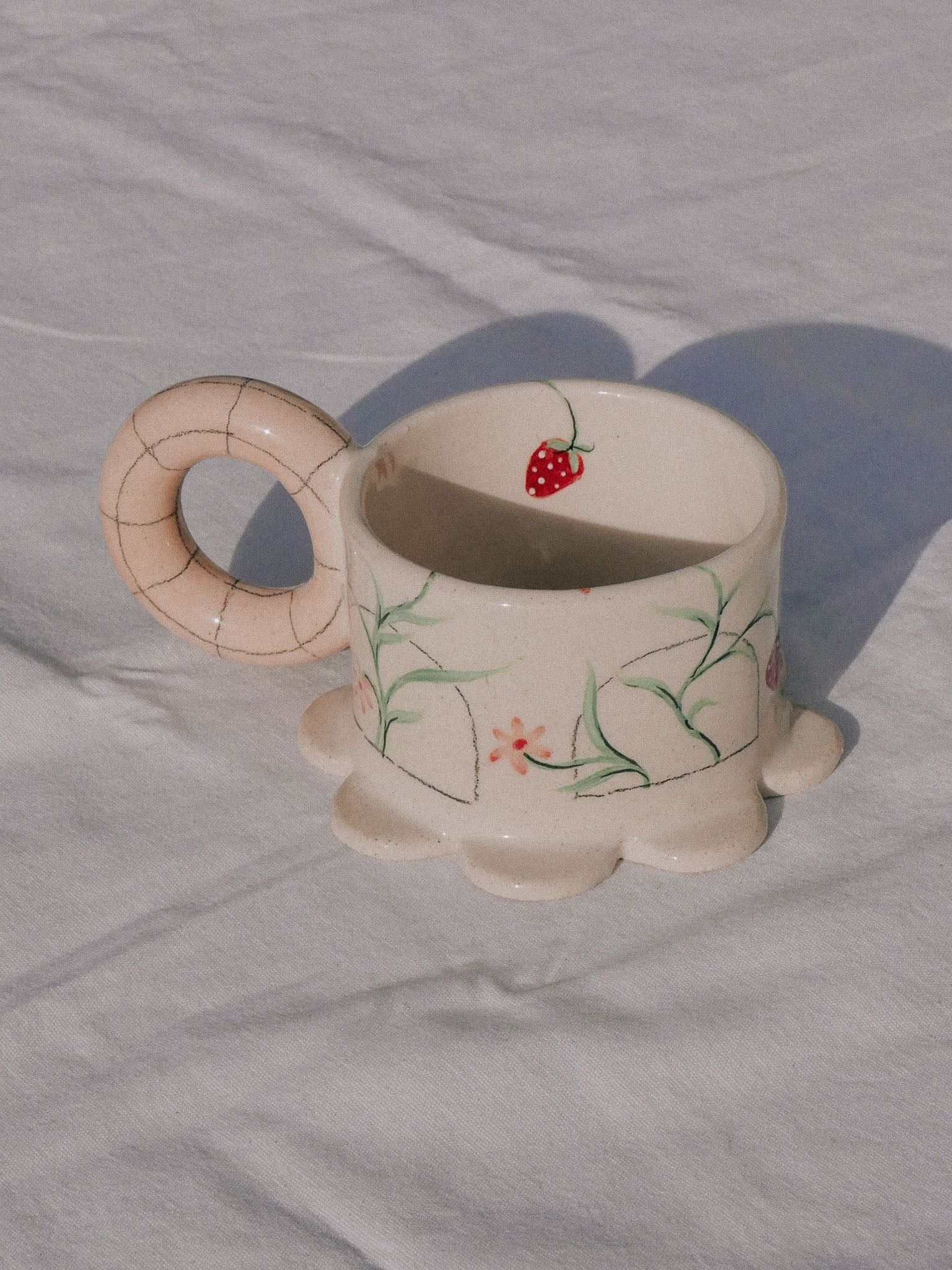 STRAWBERRIES HANDMADE CERAMIC MUG | jeje.things