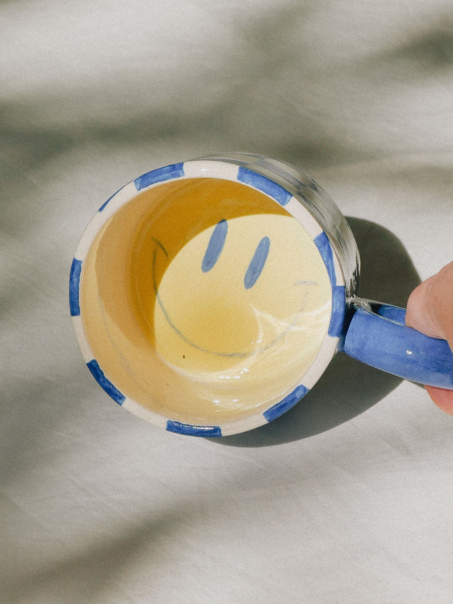 SMILEY HANDMADE CERAMIC MUG. BLUE DAMERO | jeje.things