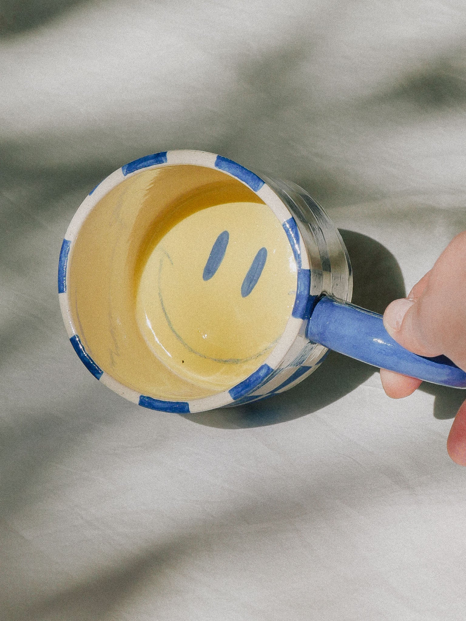 SMILEY HANDMADE CERAMIC MUG. BLUE DAMERO | jeje.things