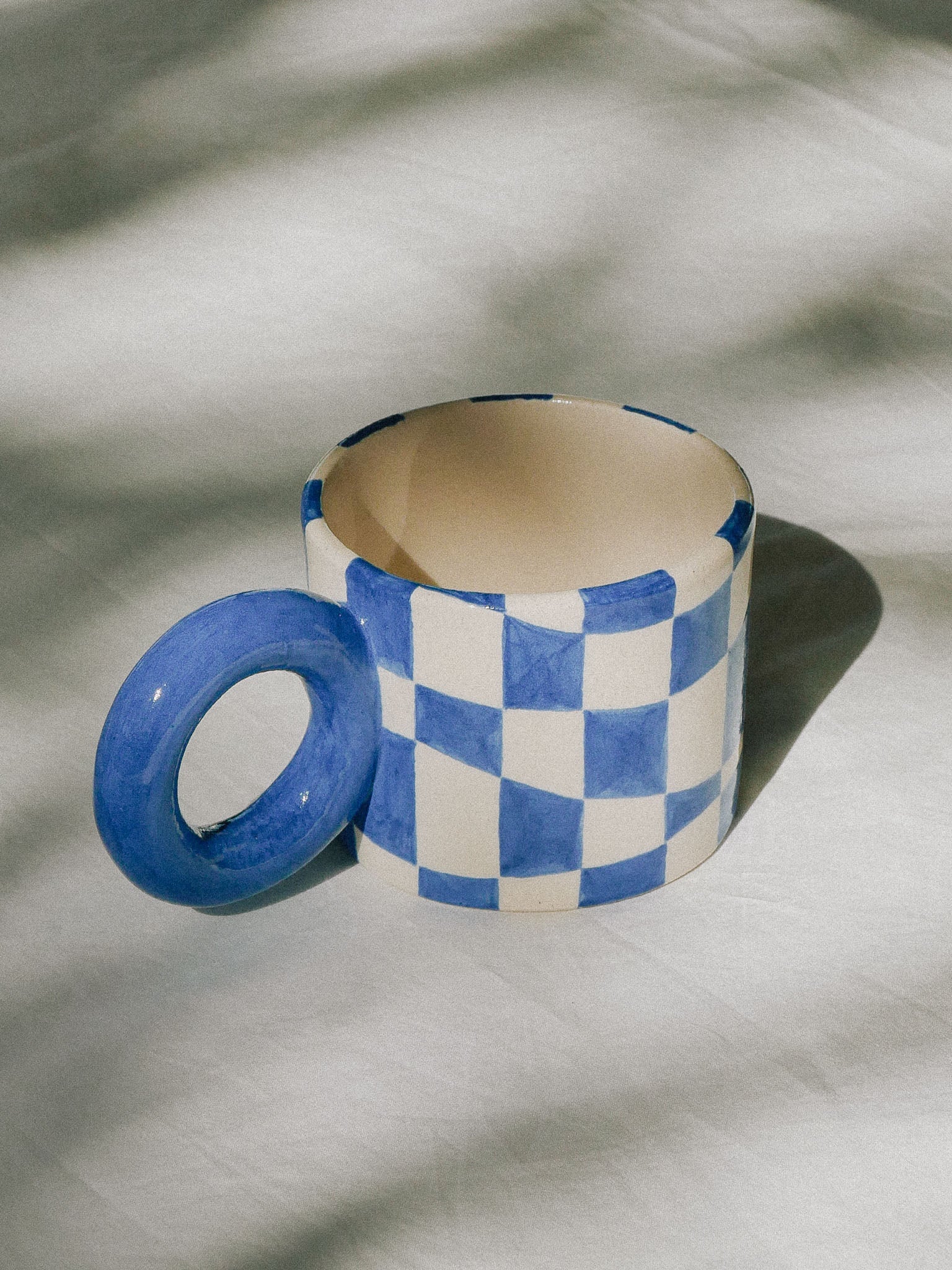 SMILEY HANDMADE CERAMIC MUG. BLUE DAMERO | jeje.things