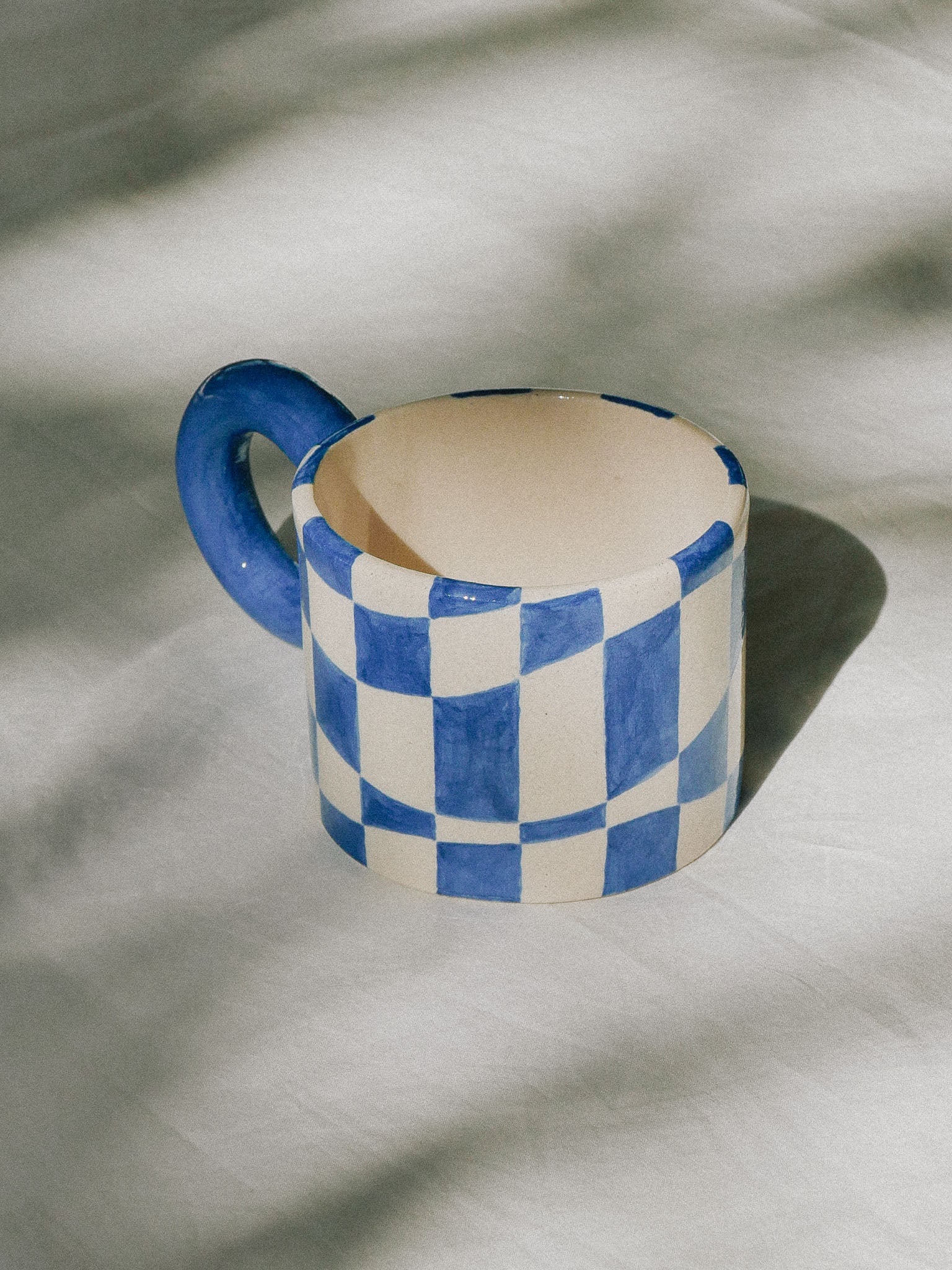 SMILEY HANDMADE CERAMIC MUG. BLUE DAMERO | jeje.things