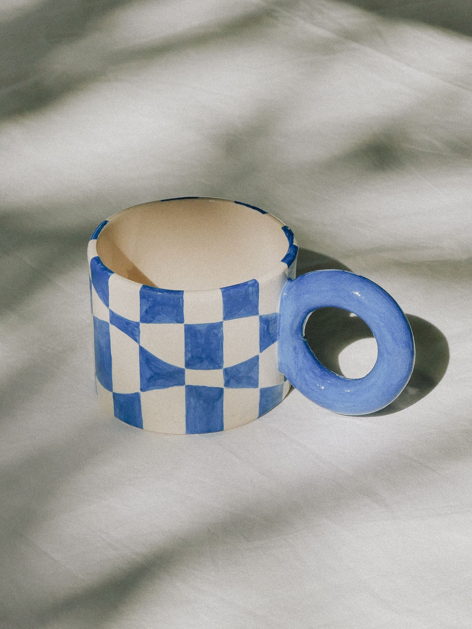 SMILEY HANDMADE CERAMIC MUG. BLUE DAMERO | jeje.things