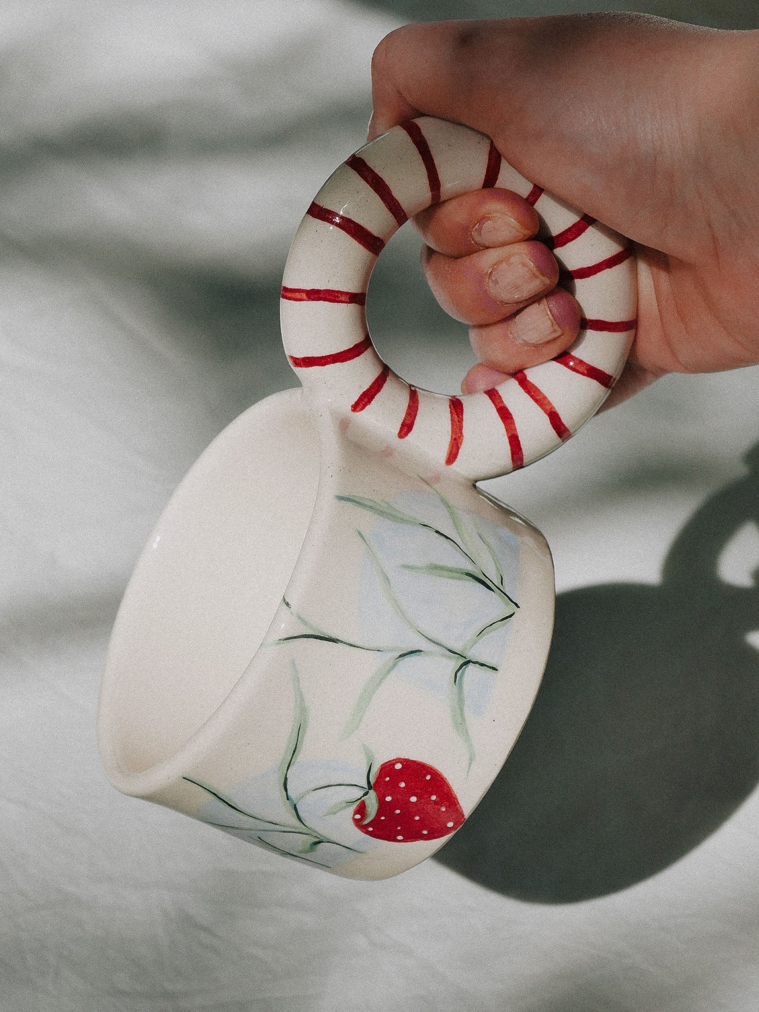 STRAWBERRIES HANDMADE CERAMIC MUG | jeje.things