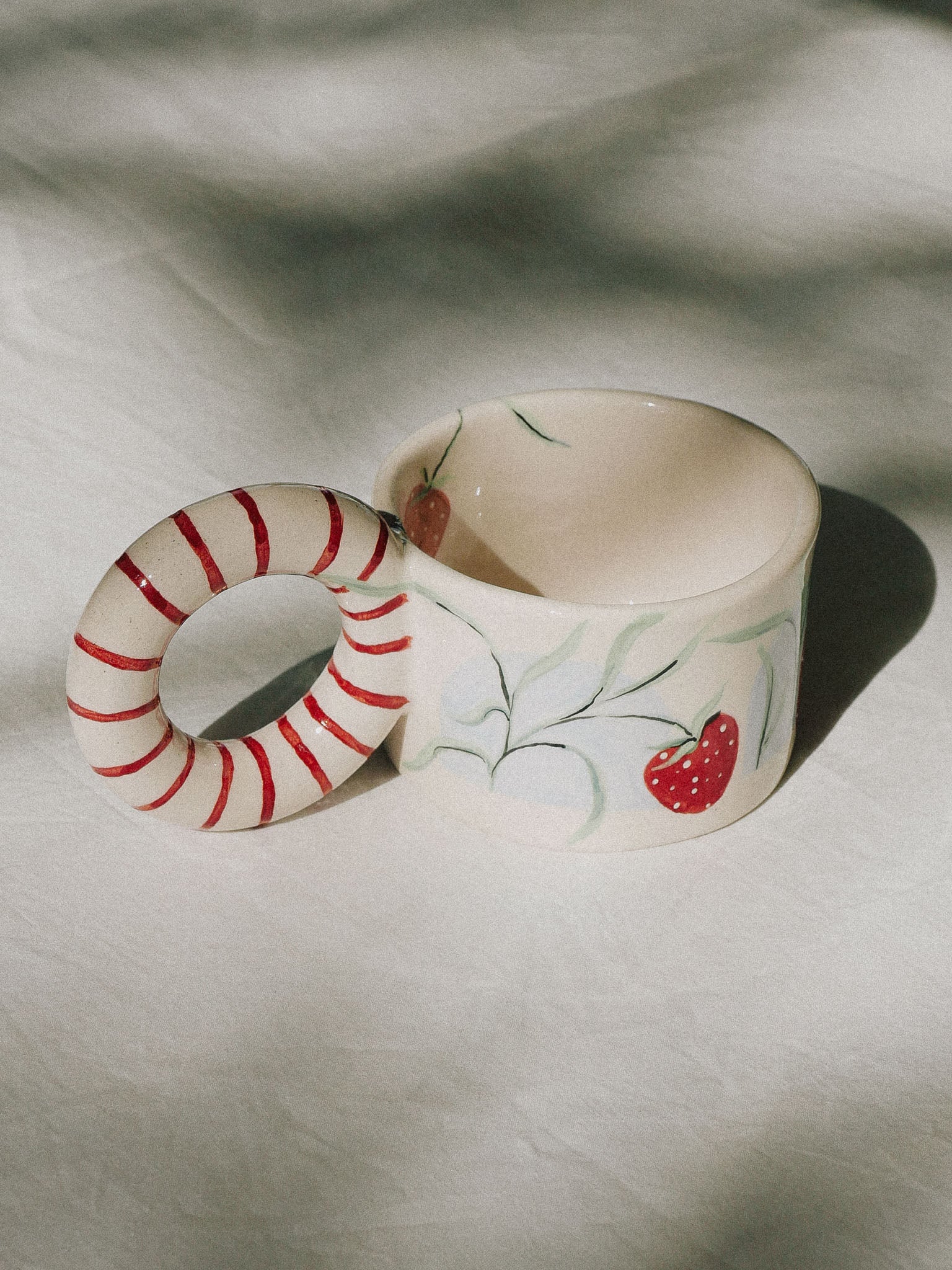 STRAWBERRIES HANDMADE CERAMIC MUG | jeje.things