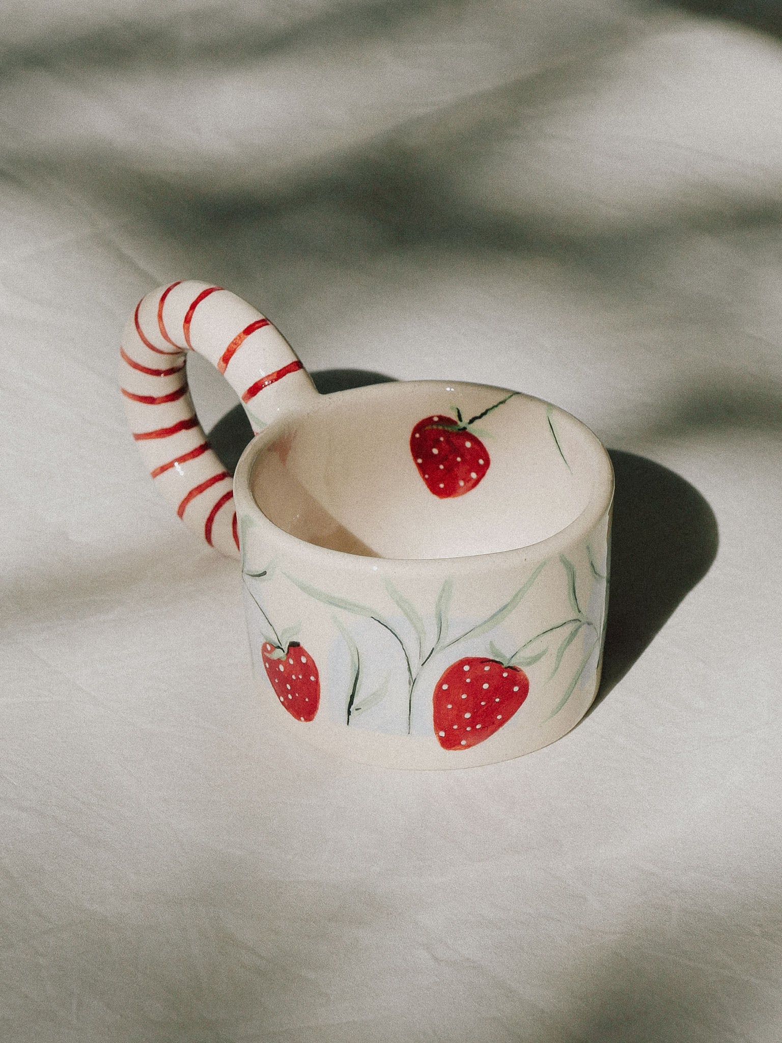 STRAWBERRIES HANDMADE CERAMIC MUG | jeje.things