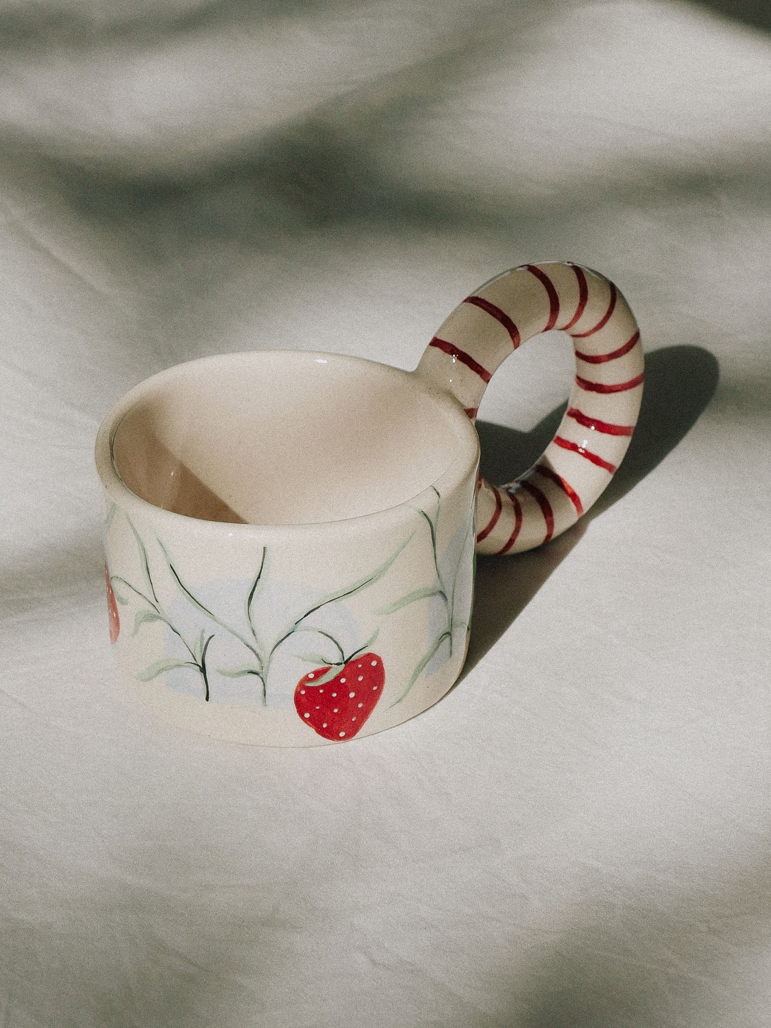 STRAWBERRIES HANDMADE CERAMIC MUG | jeje.things