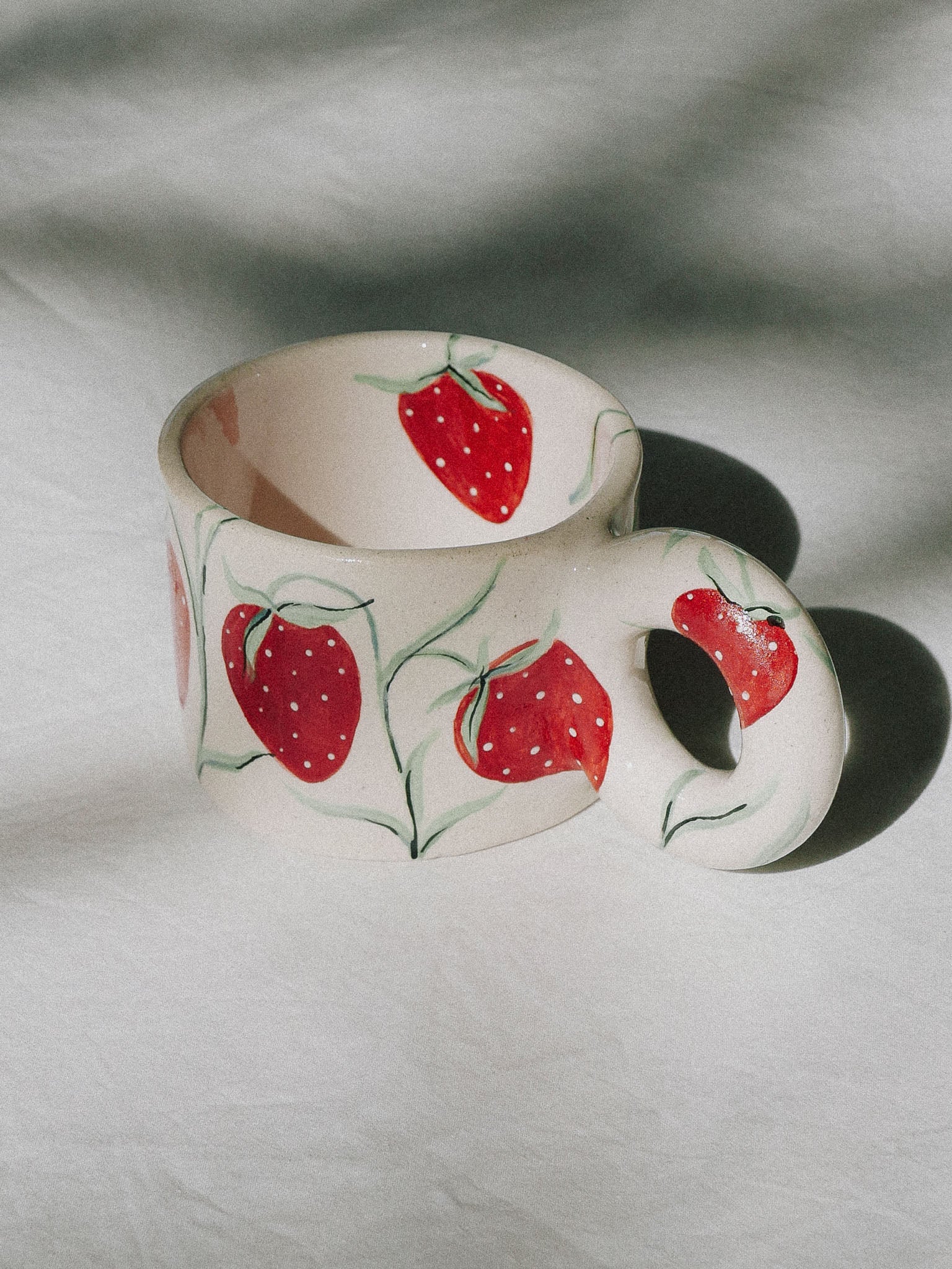 STRAWBERRIES  HANDMADE CERAMIC MUG | jeje.things