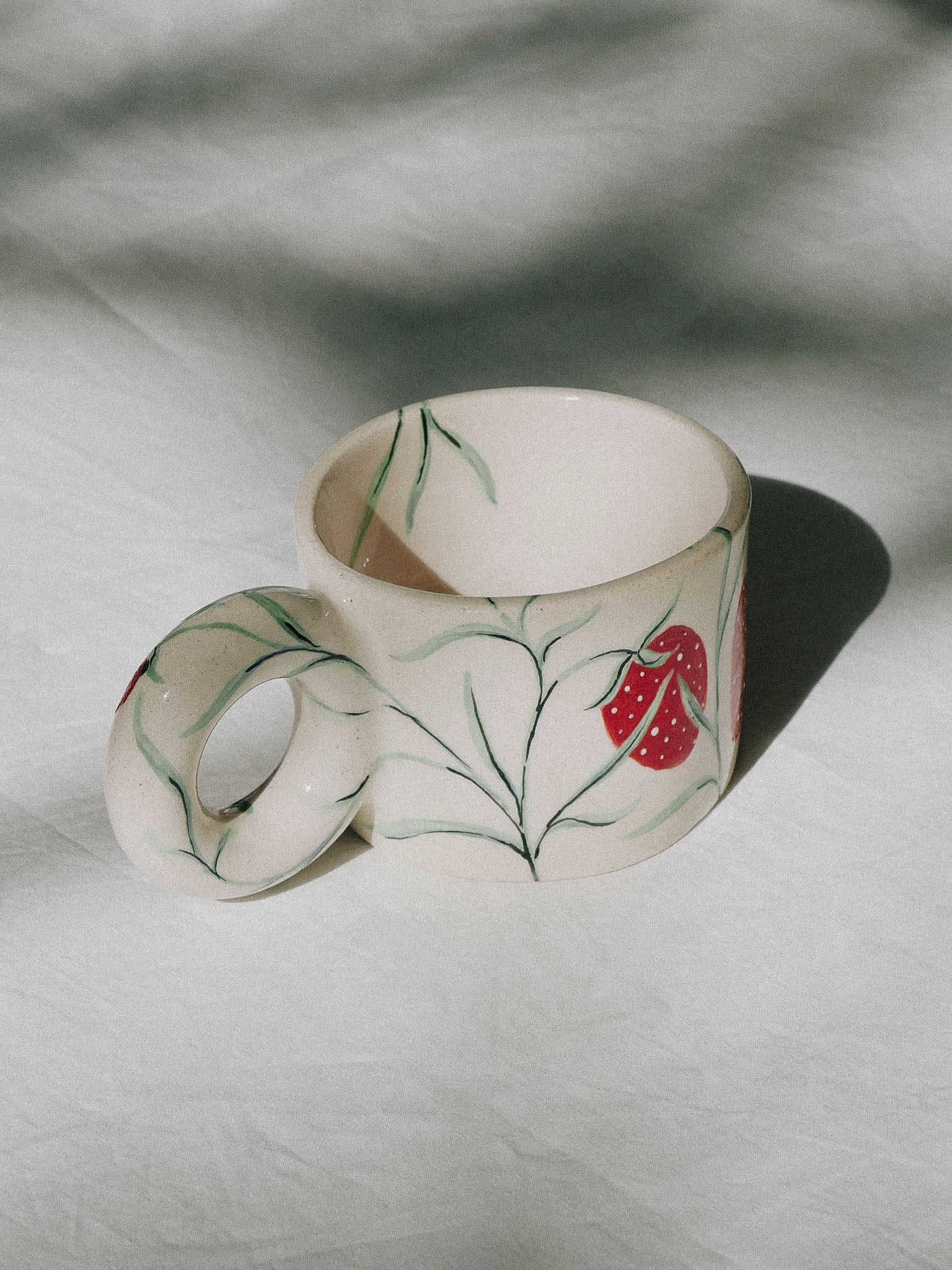 STRAWBERRIES  HANDMADE CERAMIC MUG | jeje.things