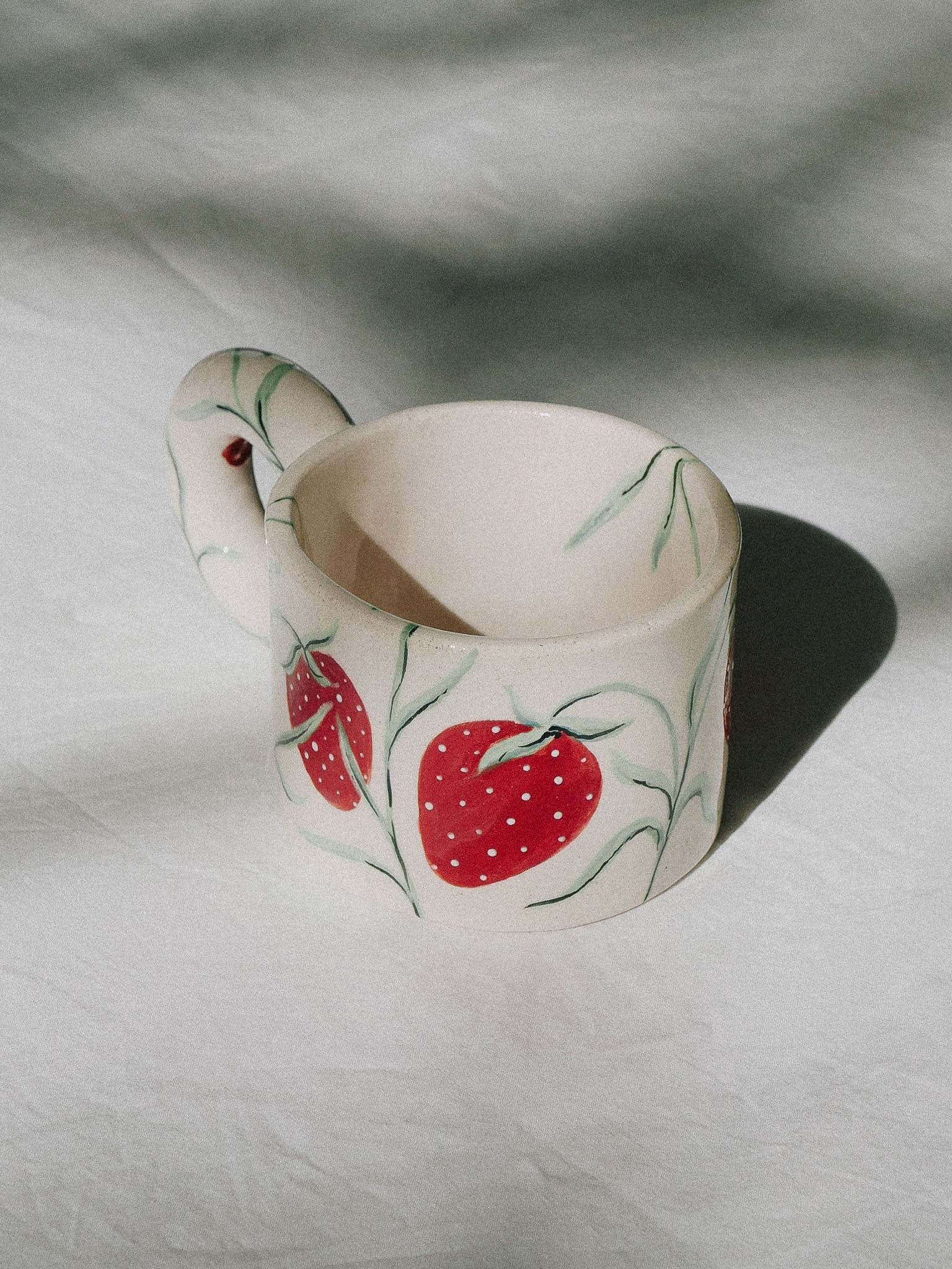 STRAWBERRIES  HANDMADE CERAMIC MUG | jeje.things