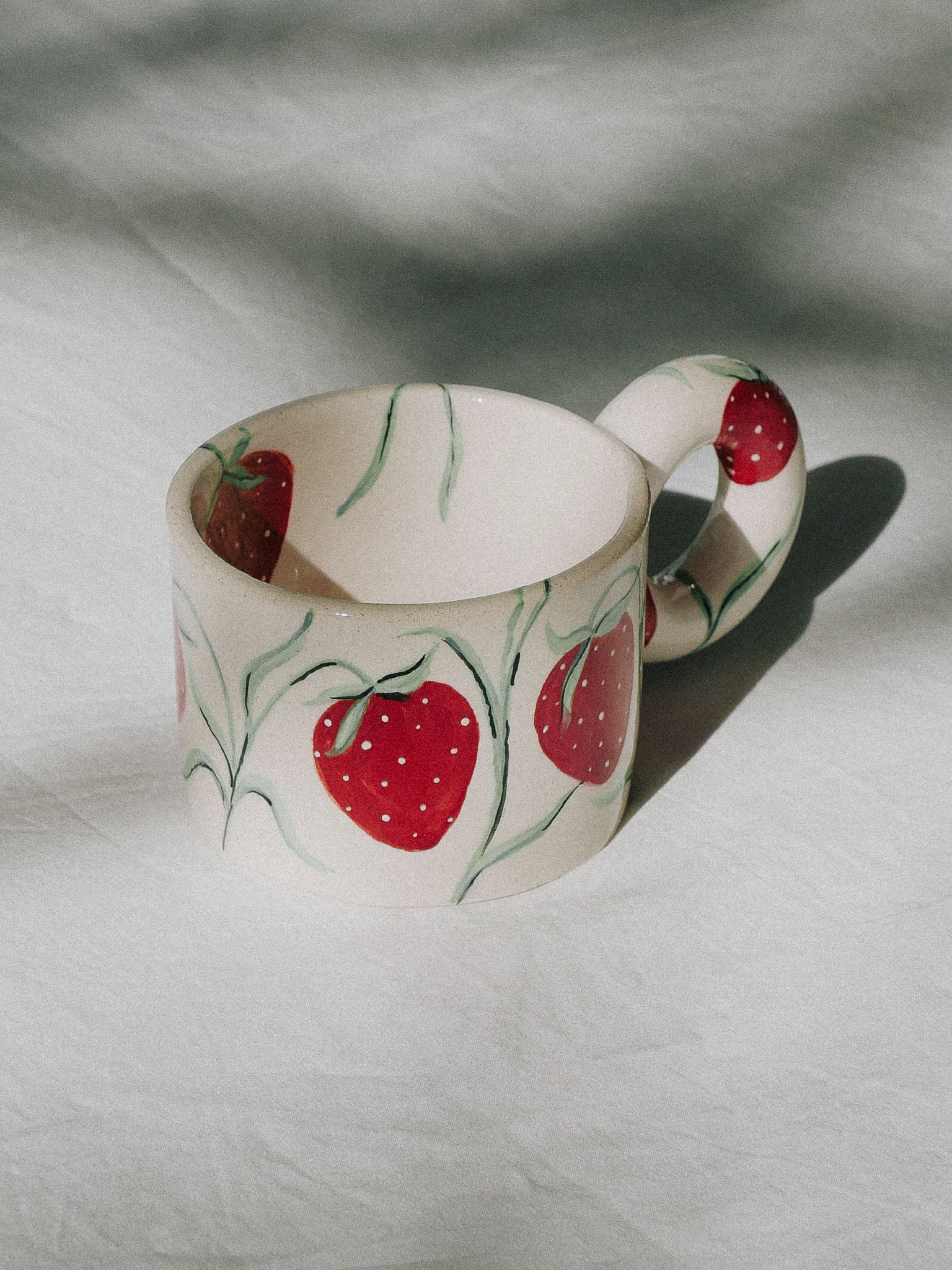 STRAWBERRIES  HANDMADE CERAMIC MUG | jeje.things