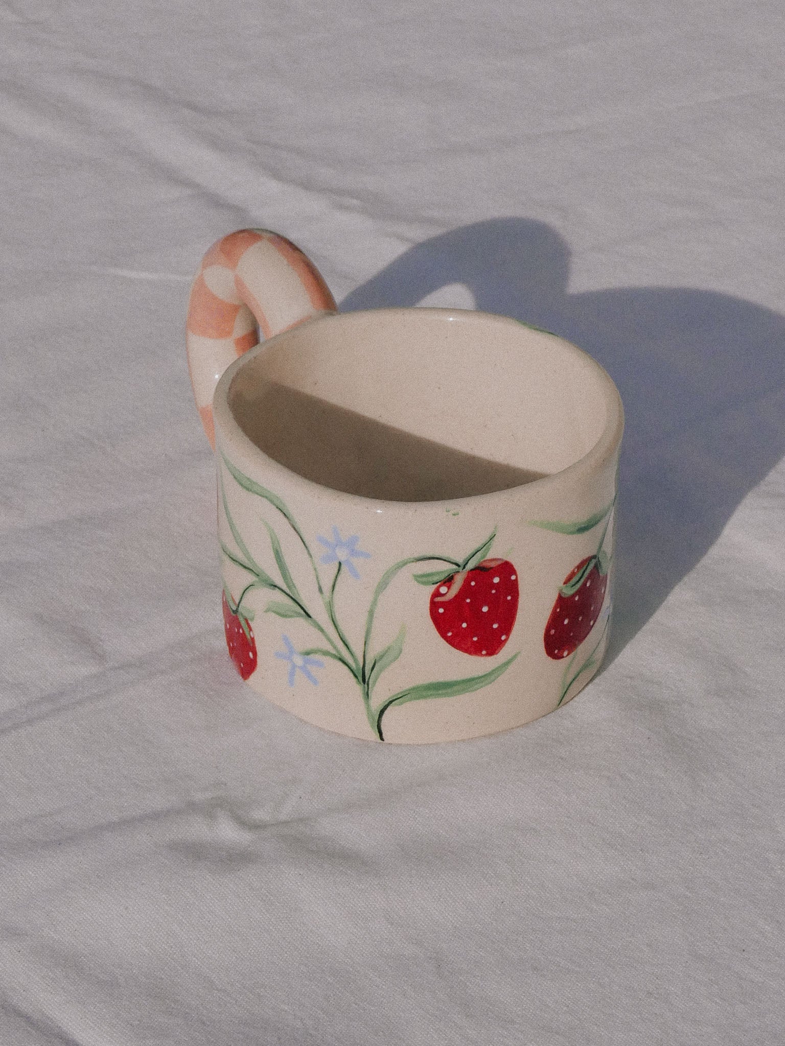 STRAWBERRIES AND FLOWERS HANDMADE CERAMIC MUG | jeje.things