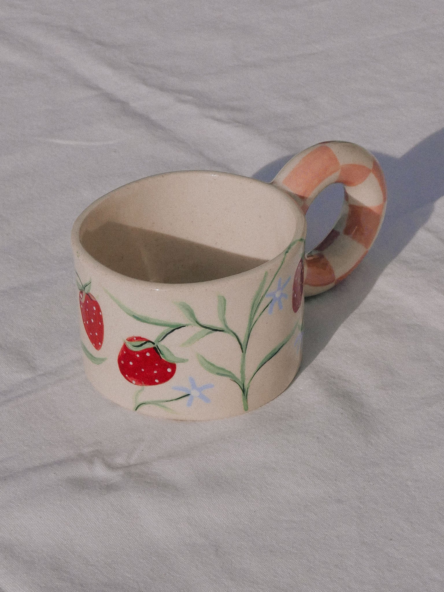 STRAWBERRIES AND FLOWERS HANDMADE CERAMIC MUG | jeje.things