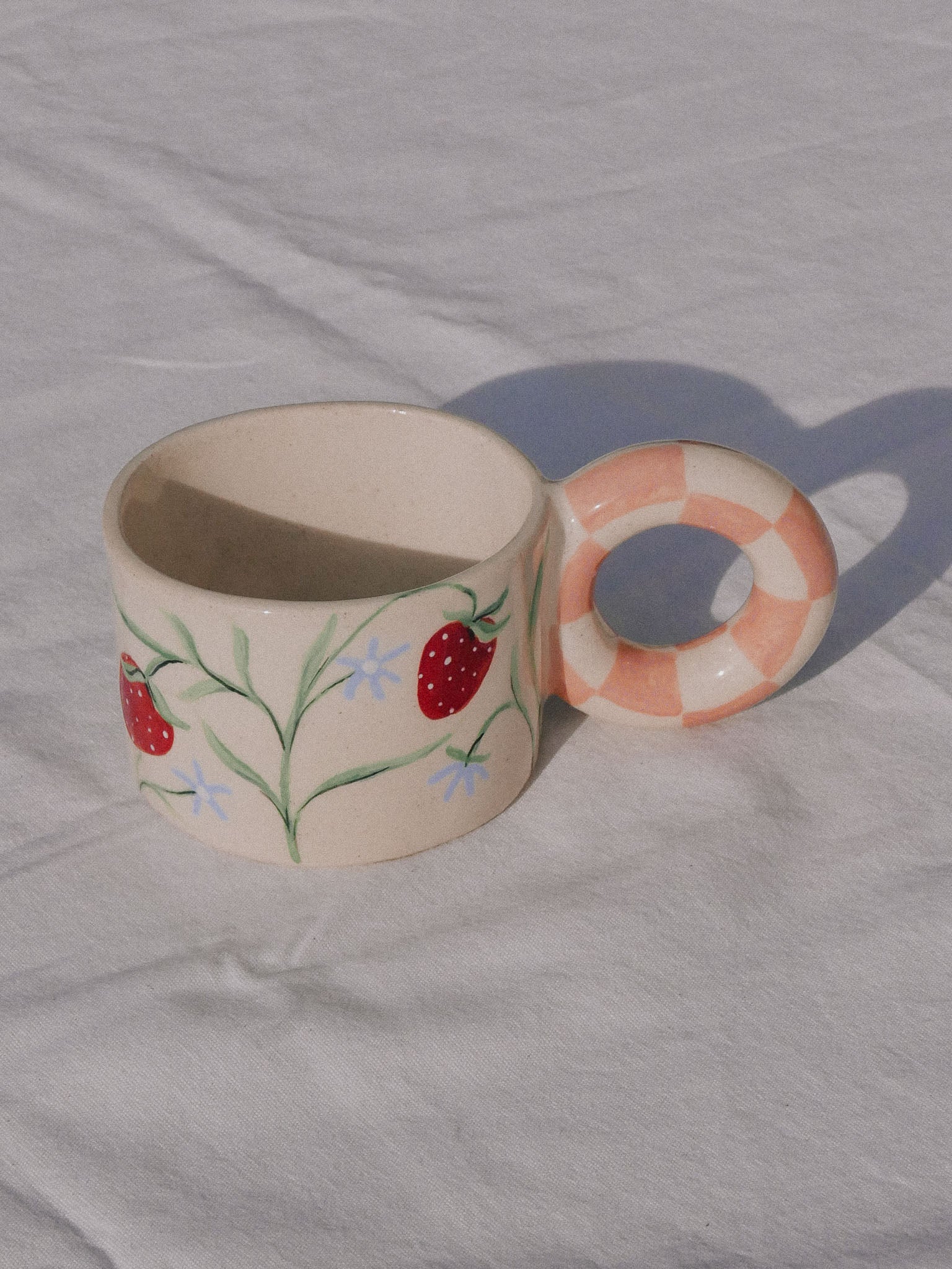 STRAWBERRIES AND FLOWERS HANDMADE CERAMIC MUG | jeje.things