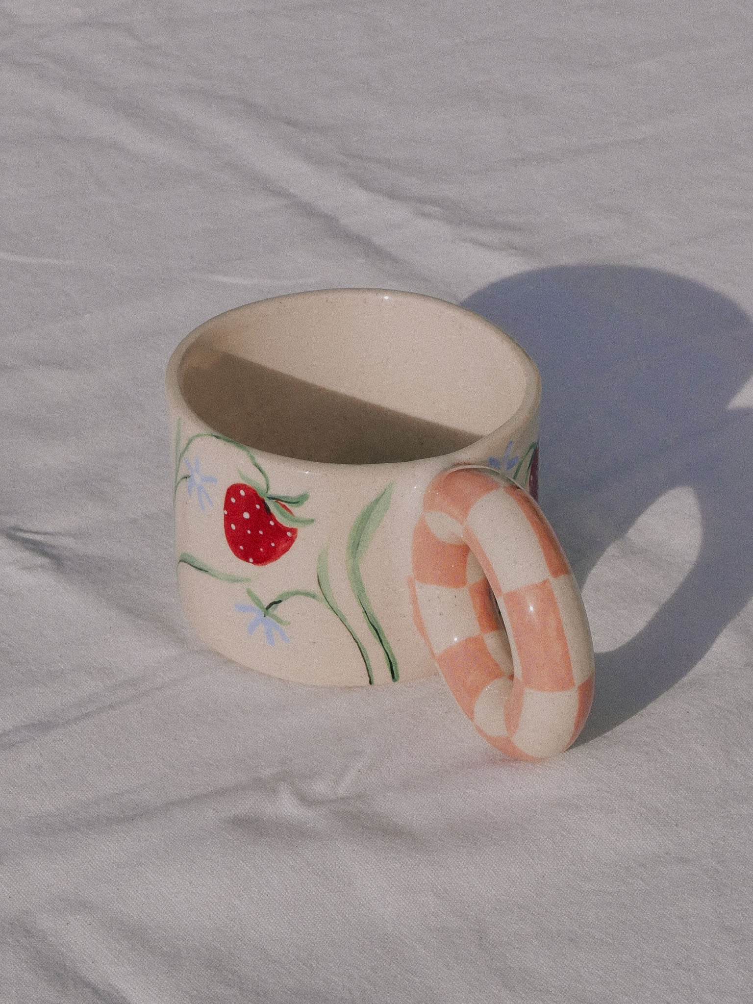 STRAWBERRIES AND FLOWERS HANDMADE CERAMIC MUG | jeje.things