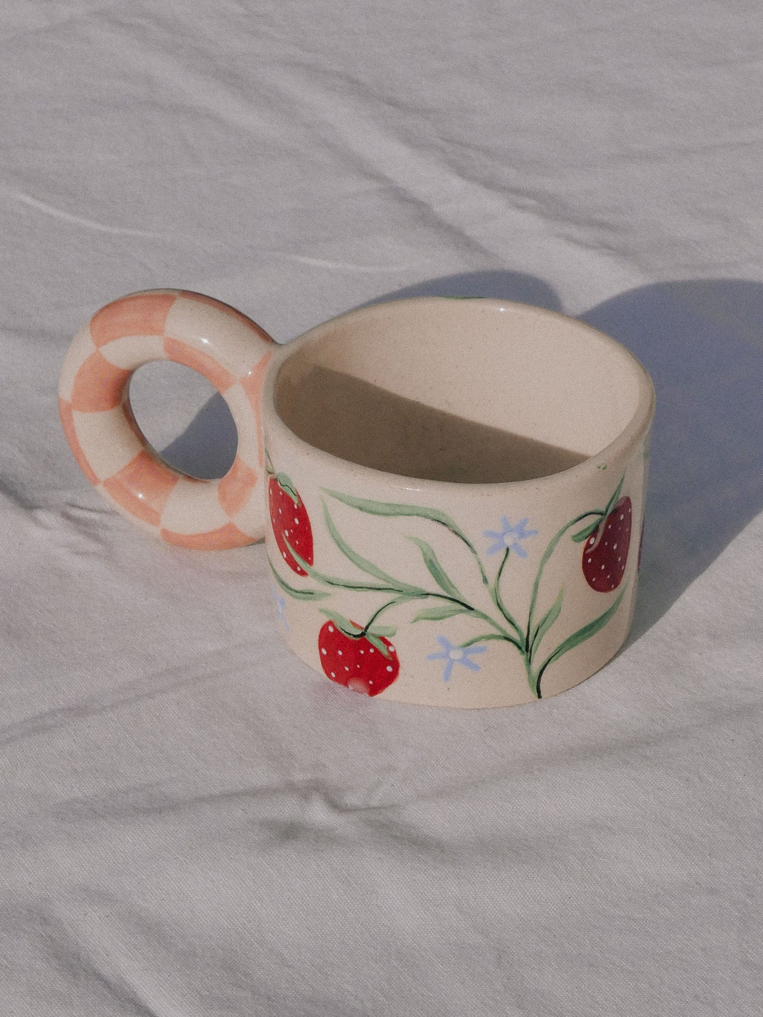 STRAWBERRIES AND FLOWERS HANDMADE CERAMIC MUG | jeje.things