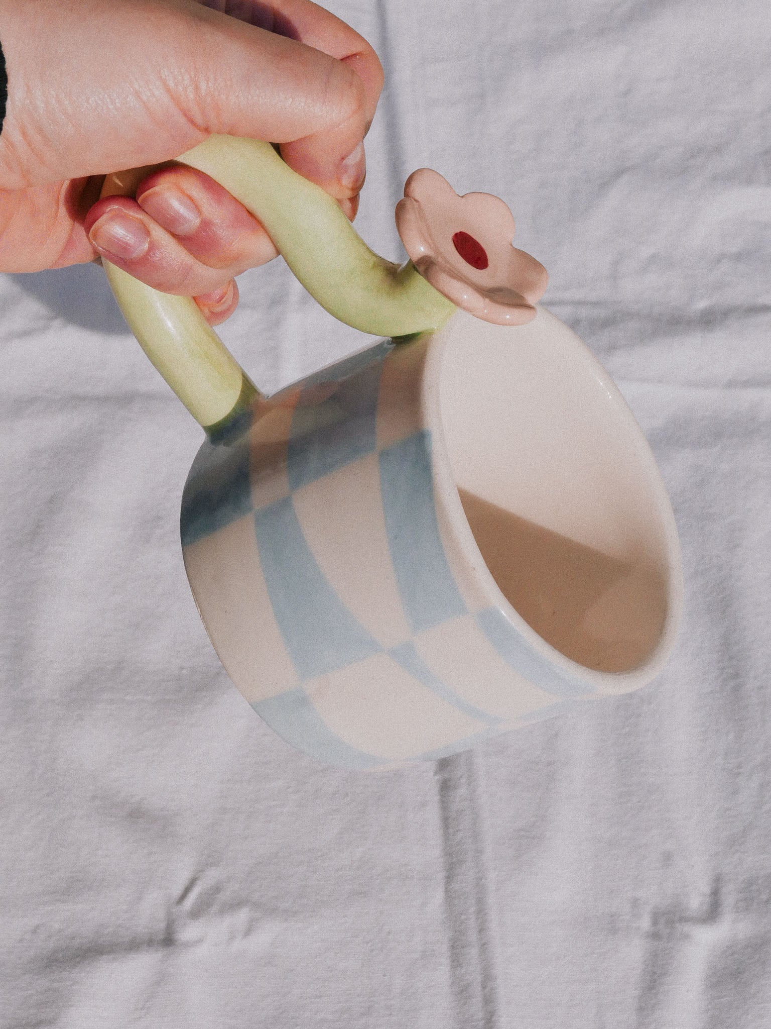 FLOWER HANDLE HANDMADE CERAMIC MUG | jeje.things