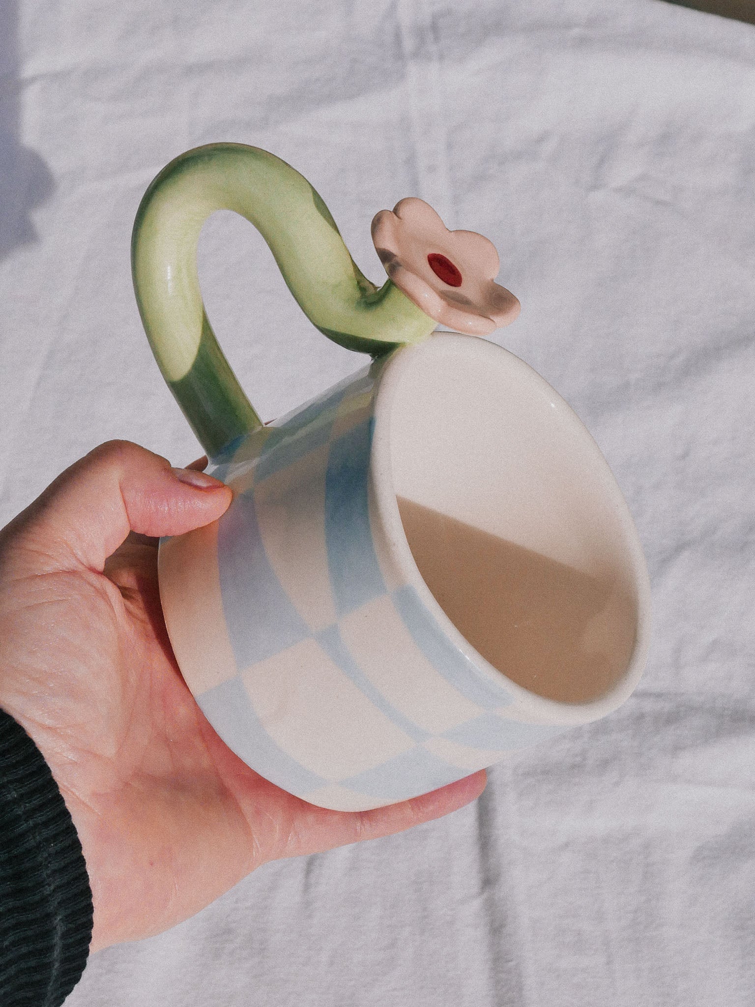 FLOWER HANDLE HANDMADE CERAMIC MUG | jeje.things