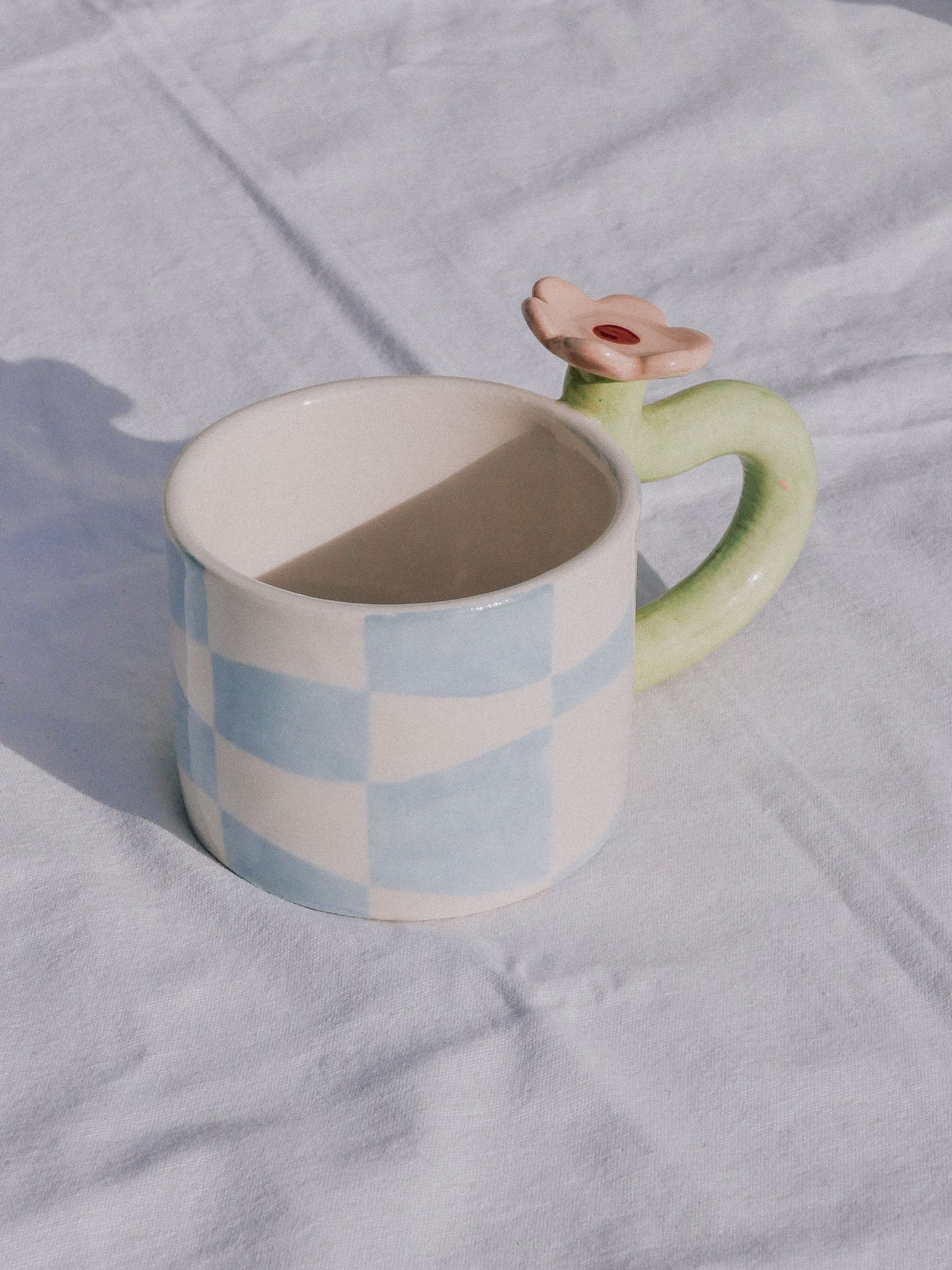 FLOWER HANDLE HANDMADE CERAMIC MUG | jeje.things