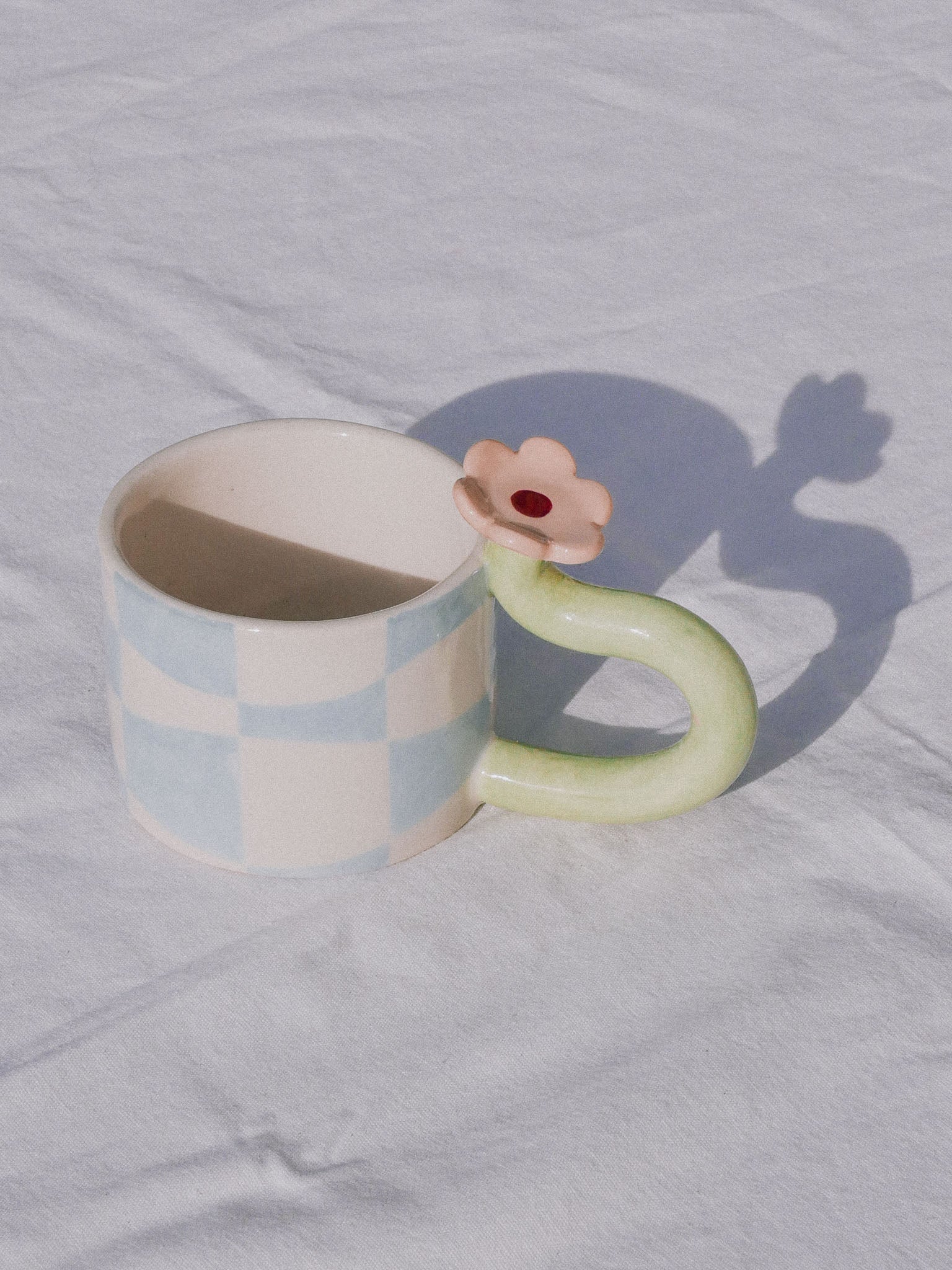 FLOWER HANDLE HANDMADE CERAMIC MUG | jeje.things