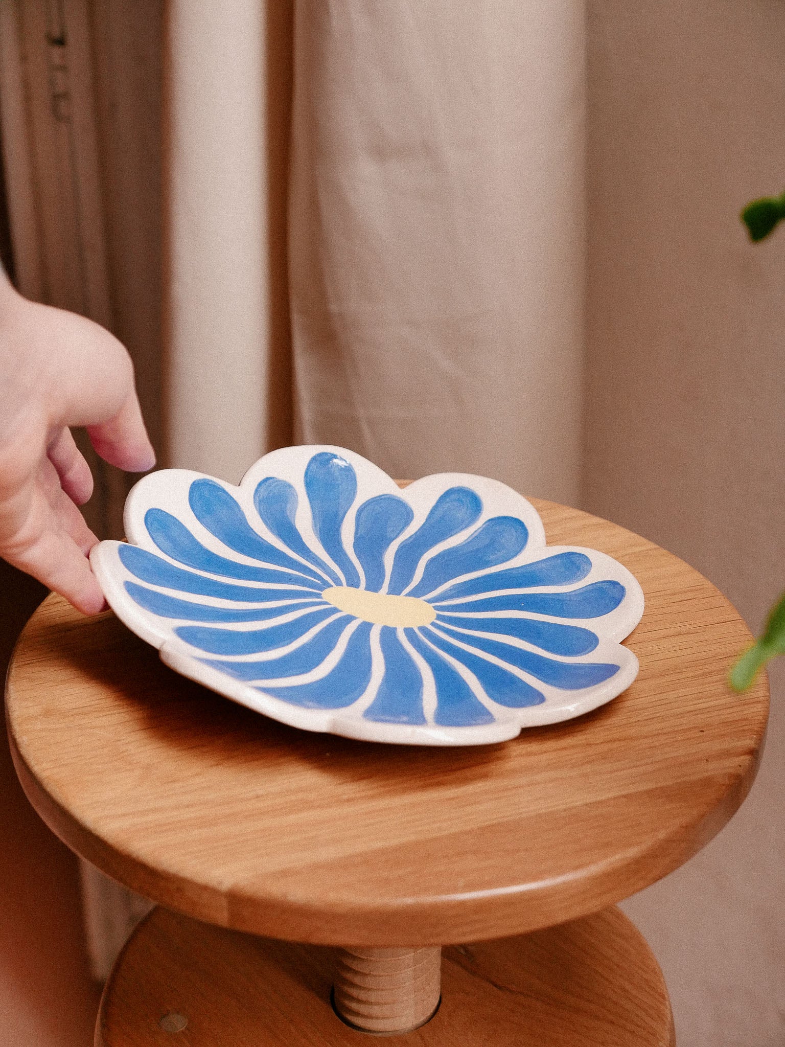 BLUE FLOWER HANDMADE CERAMIC PLATE | jeje.things