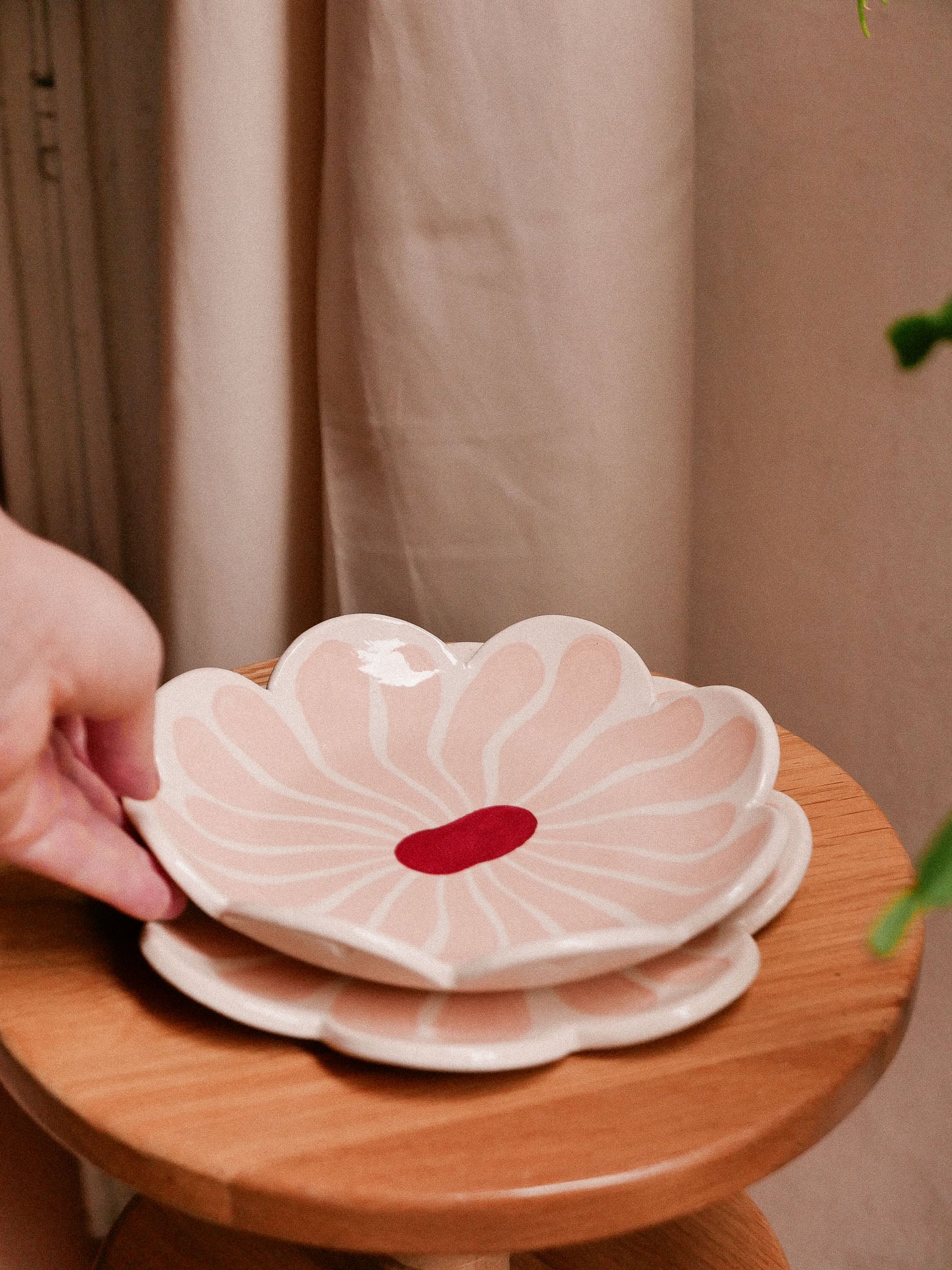 PINK FLOWER HANDMADE CERAMIC PLATE | jeje.things