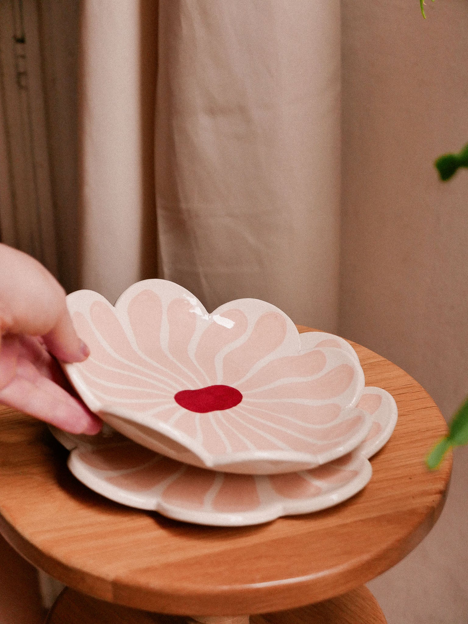 PINK FLOWER HANDMADE CERAMIC PLATE | jeje.things