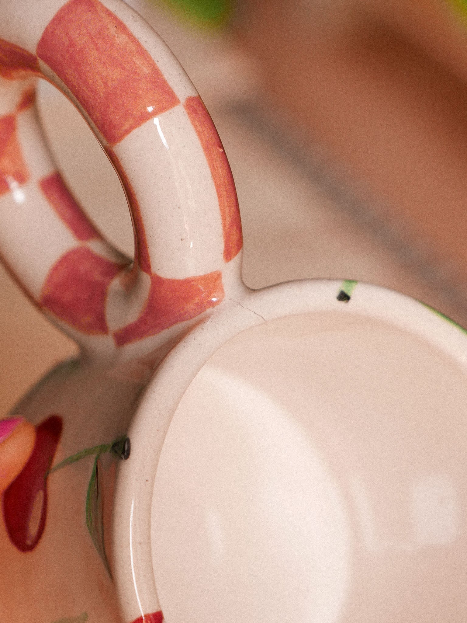 CHERRIES HANDMADE CERAMIC MUG. PINK DAMERO HANDLE | jeje.things