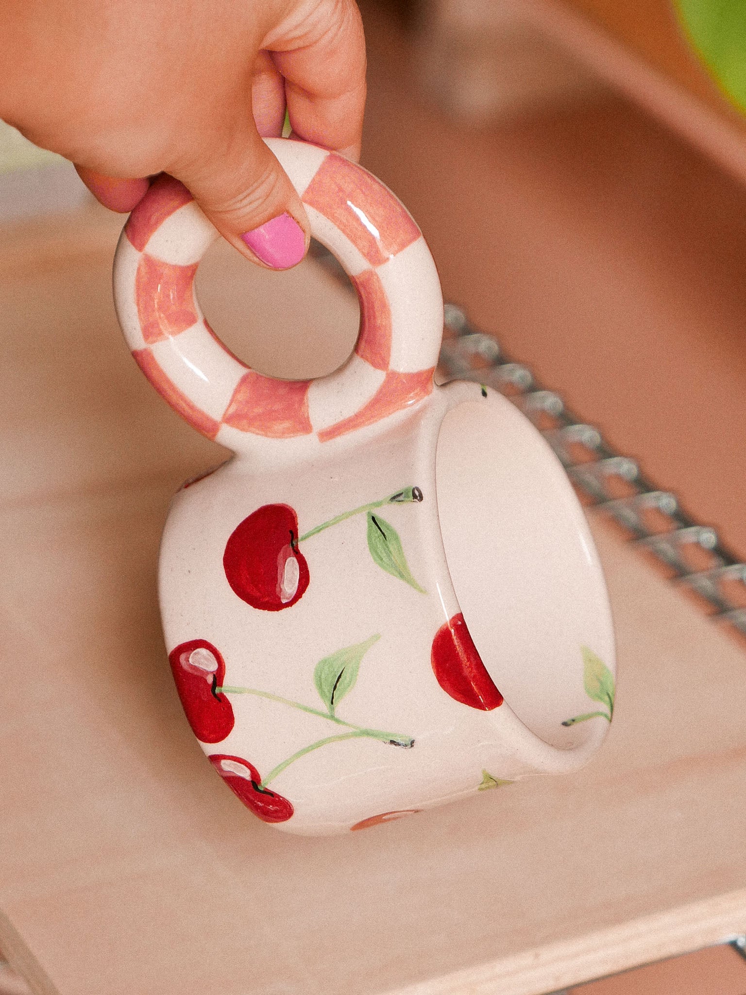 CHERRIES HANDMADE CERAMIC MUG. PINK DAMERO HANDLE | jeje.things