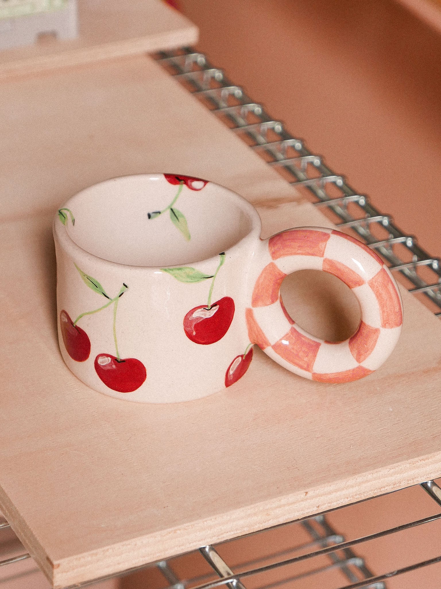 CHERRIES HANDMADE CERAMIC MUG. PINK DAMERO HANDLE | jeje.things