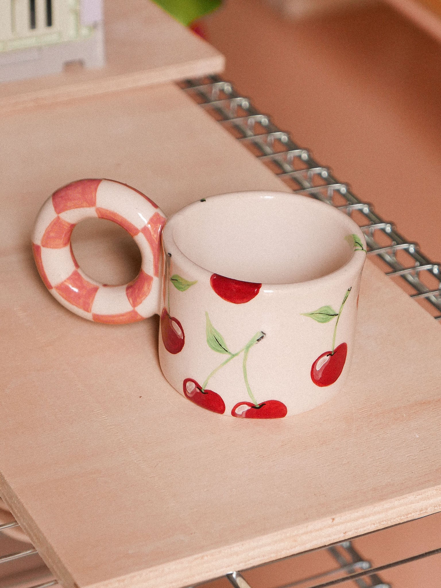 CHERRIES HANDMADE CERAMIC MUG. PINK DAMERO HANDLE | jeje.things