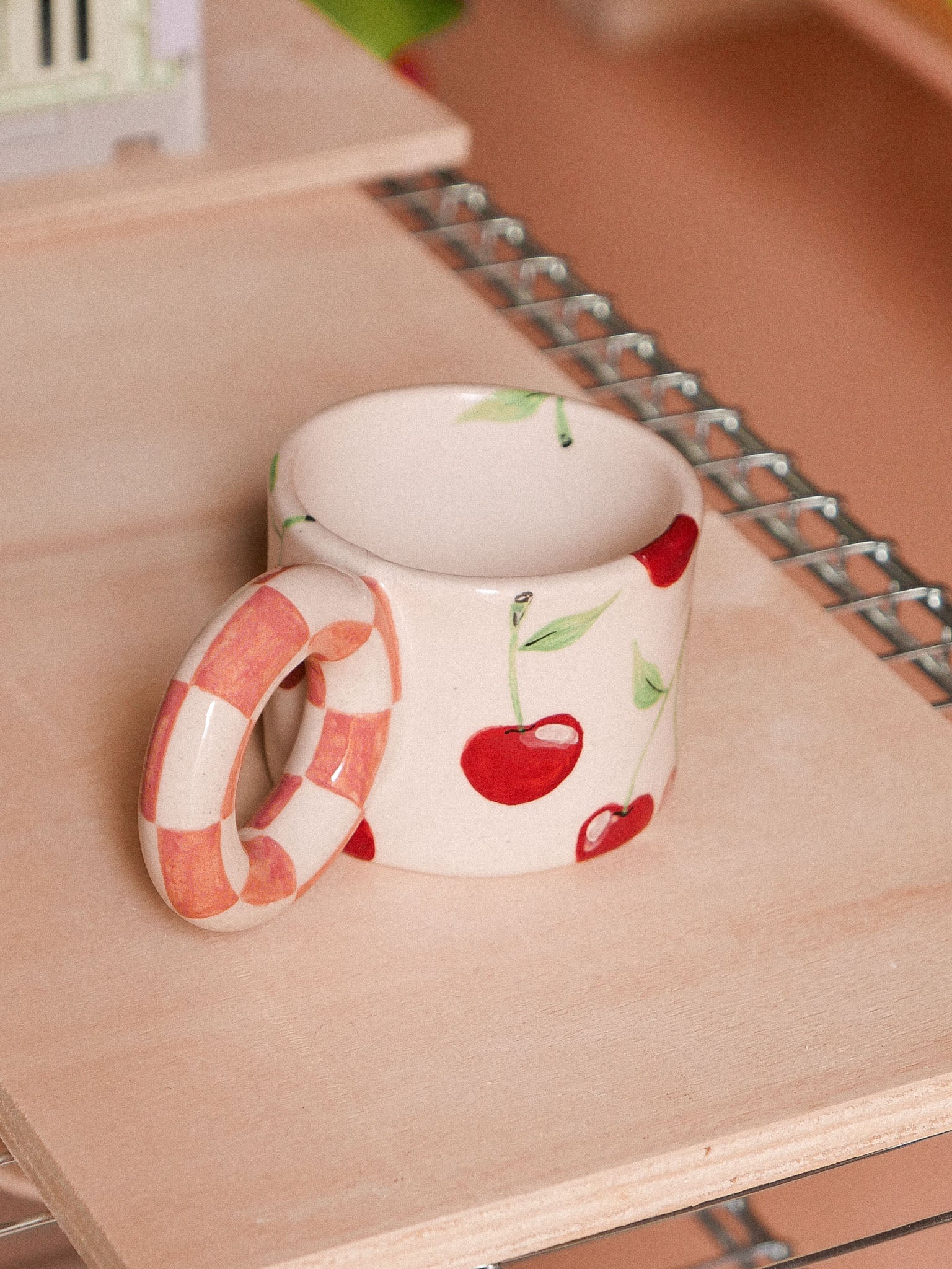 CHERRIES HANDMADE CERAMIC MUG. PINK DAMERO HANDLE | jeje.things