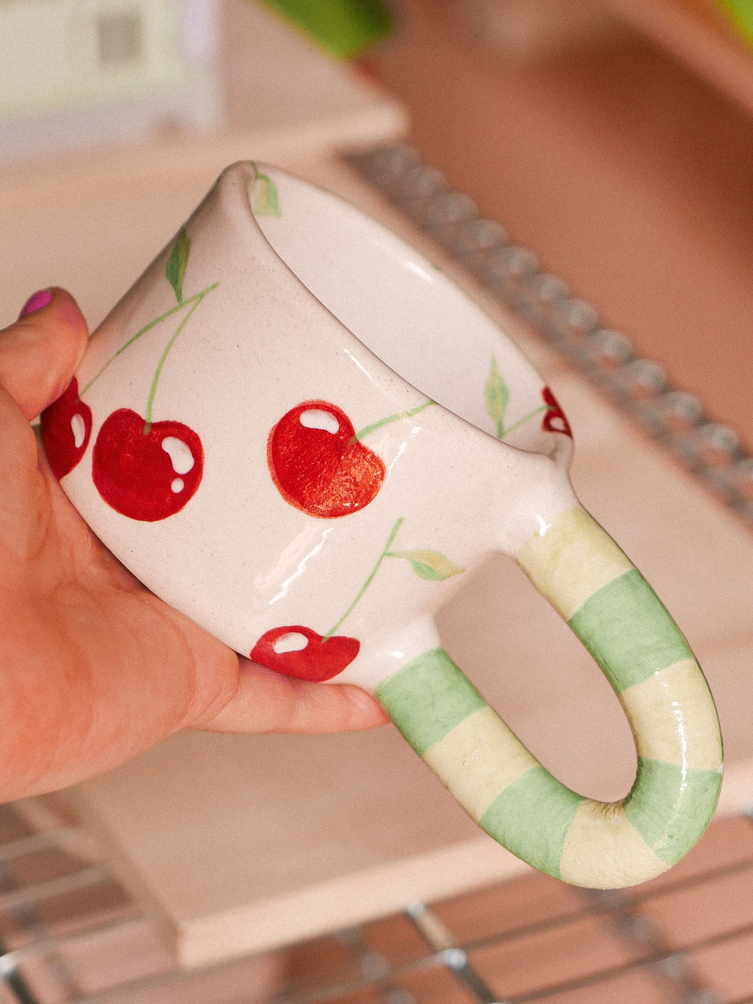 CHERRIES HANDMADE CERAMIC MUG. GREEN DAMERO HANDLE | jeje.things