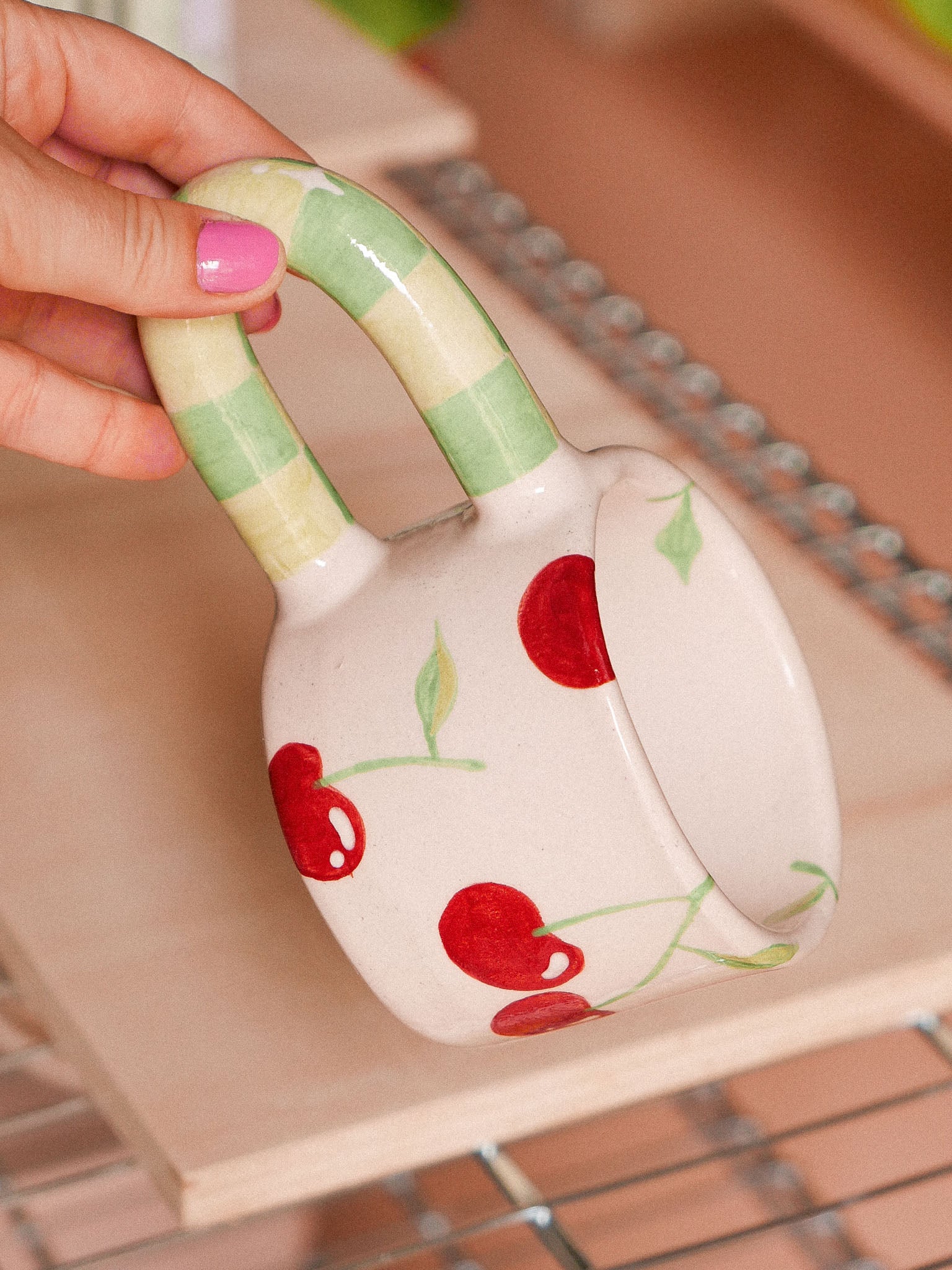 CHERRIES HANDMADE CERAMIC MUG. GREEN DAMERO HANDLE | jeje.things