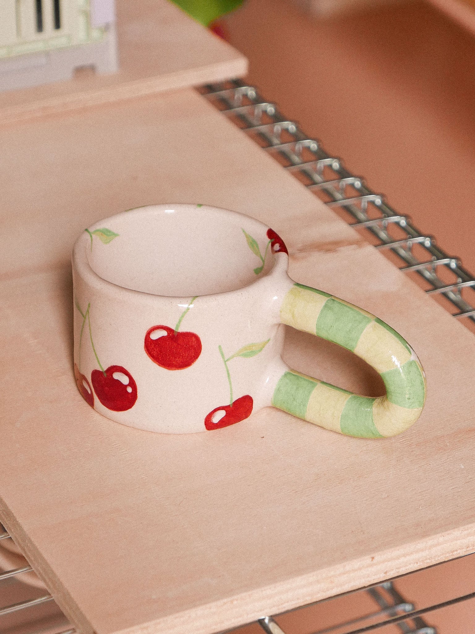 CHERRIES HANDMADE CERAMIC MUG. GREEN DAMERO HANDLE | jeje.things