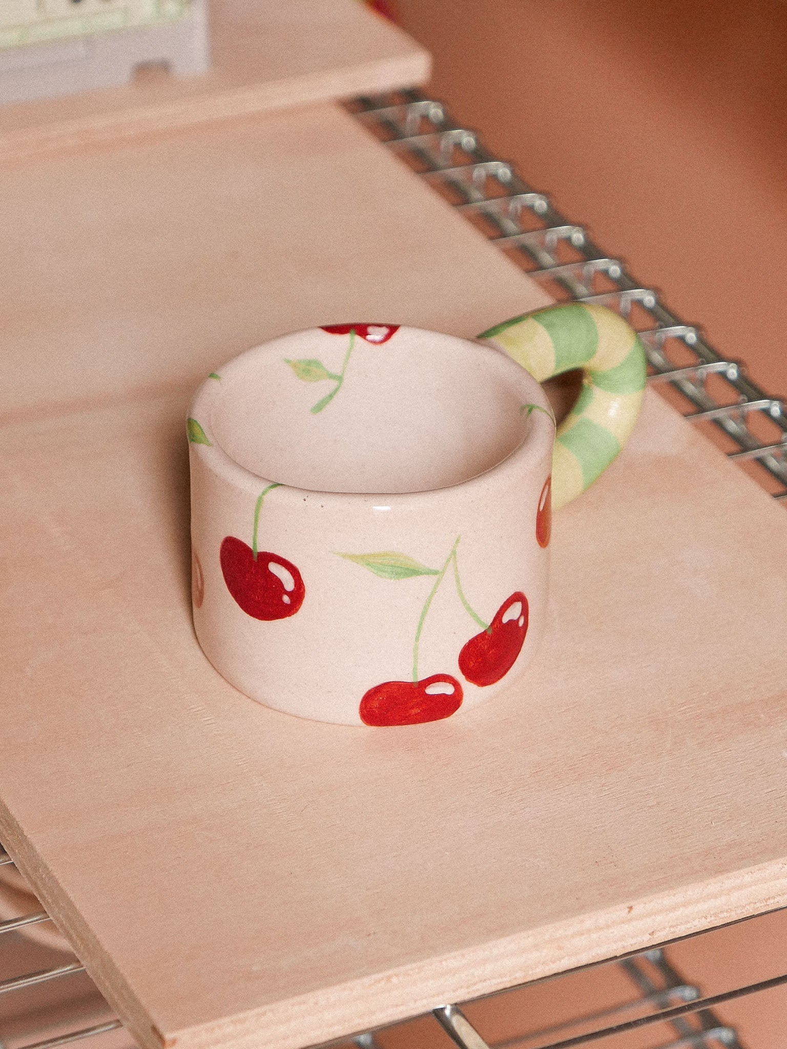 CHERRIES HANDMADE CERAMIC MUG. GREEN DAMERO HANDLE | jeje.things