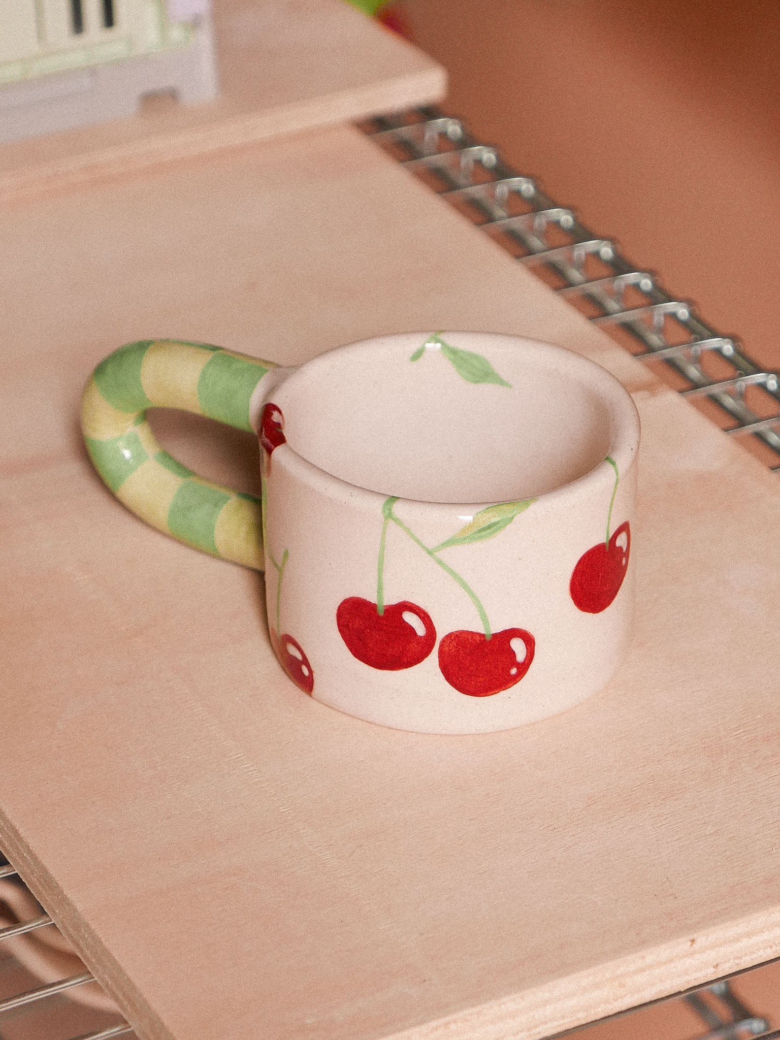 CHERRIES HANDMADE CERAMIC MUG. GREEN DAMERO HANDLE | jeje.things