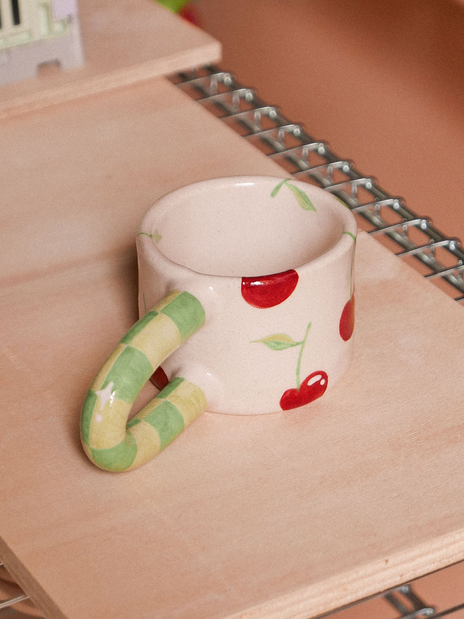 CHERRIES HANDMADE CERAMIC MUG. GREEN DAMERO HANDLE | jeje.things