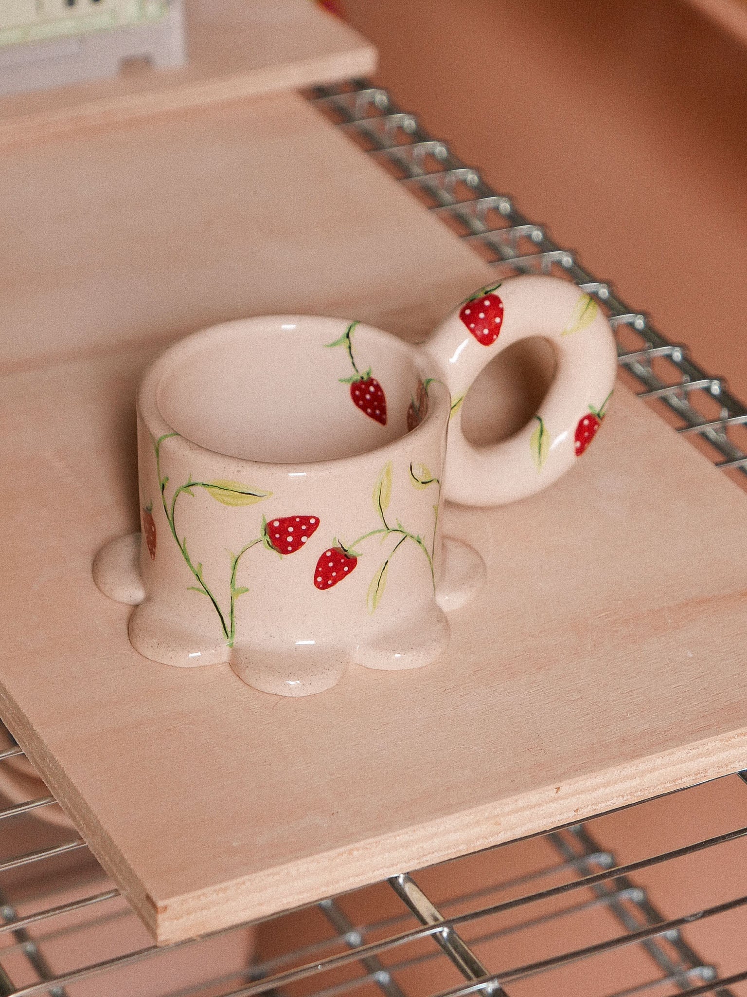 STRAWBERRIES  HANDMADE CERAMIC MUG | jeje.things