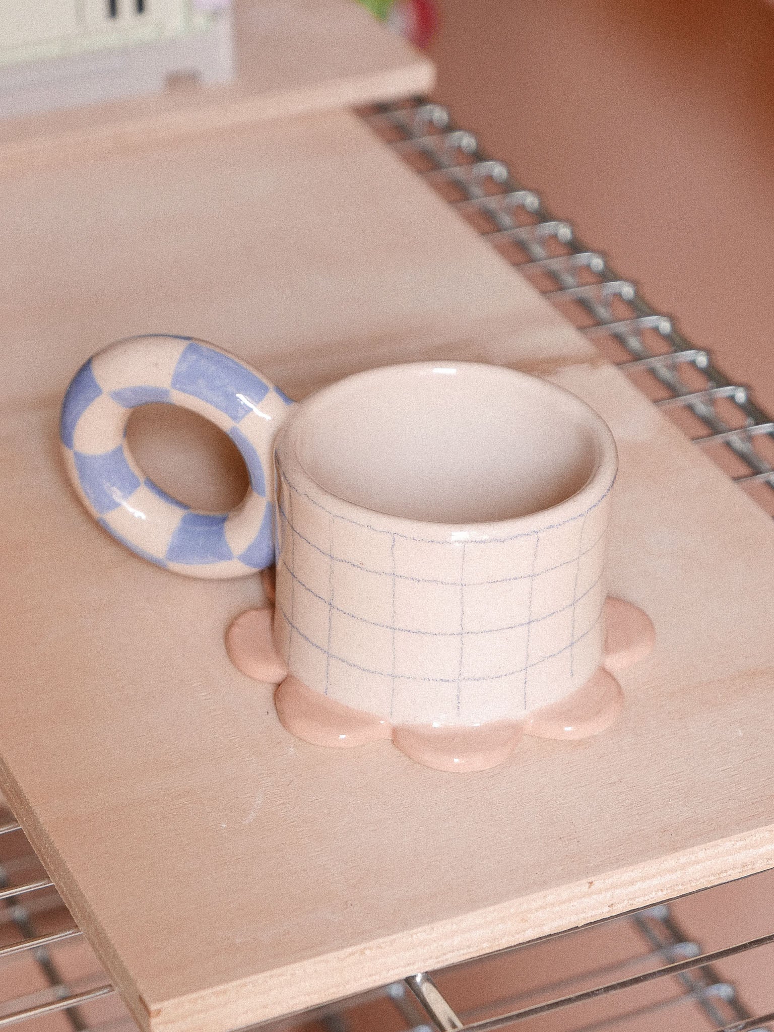 SMILEY HANDMADE CERAMIC MUG. FLOWER BASE | jeje.things