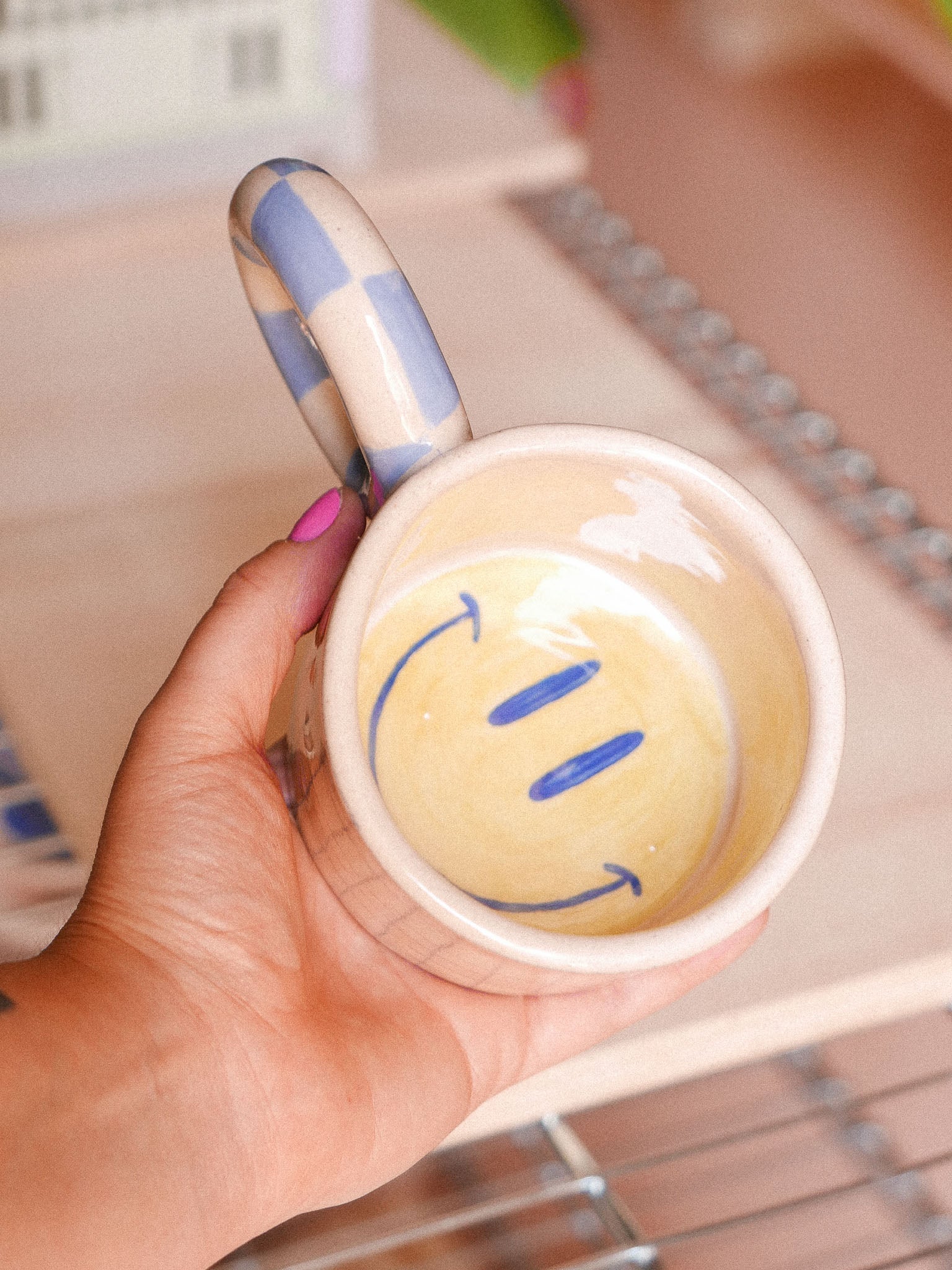 SMILEY HANDMADE CERAMIC MUG. BLUE DAMERO HANDLE | jeje.things