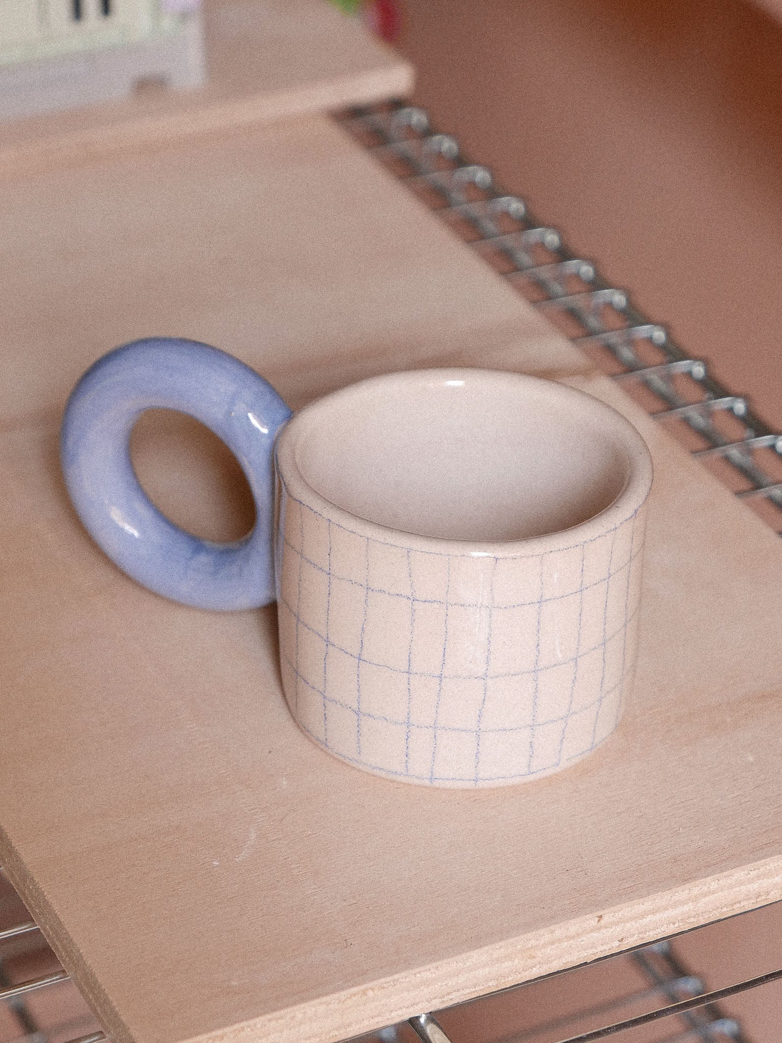 SMILEY HANDMADE CERAMIC MUG. BABY BLUE HANDLE | jeje.things