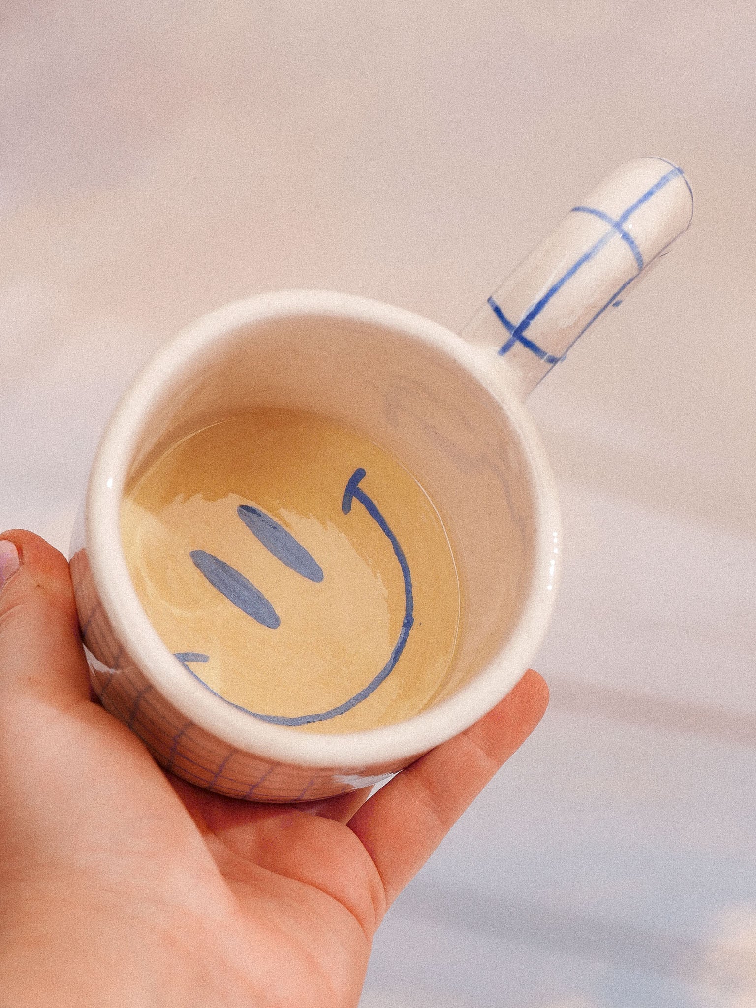 SMILEY HANDMADE CERAMIC MUG. GRID HANDLE | jeje.things