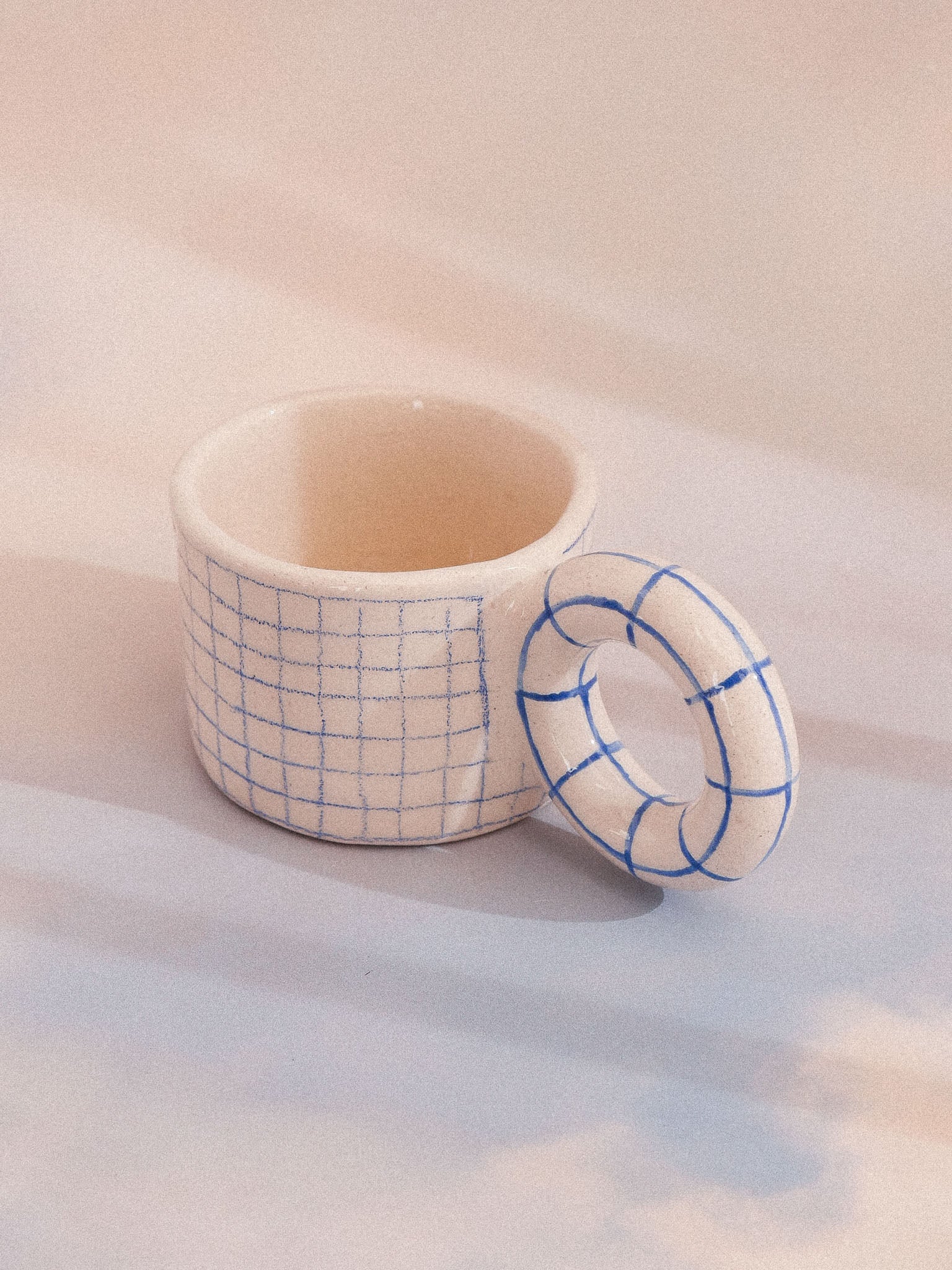 SMILEY HANDMADE CERAMIC MUG. GRID HANDLE | jeje.things