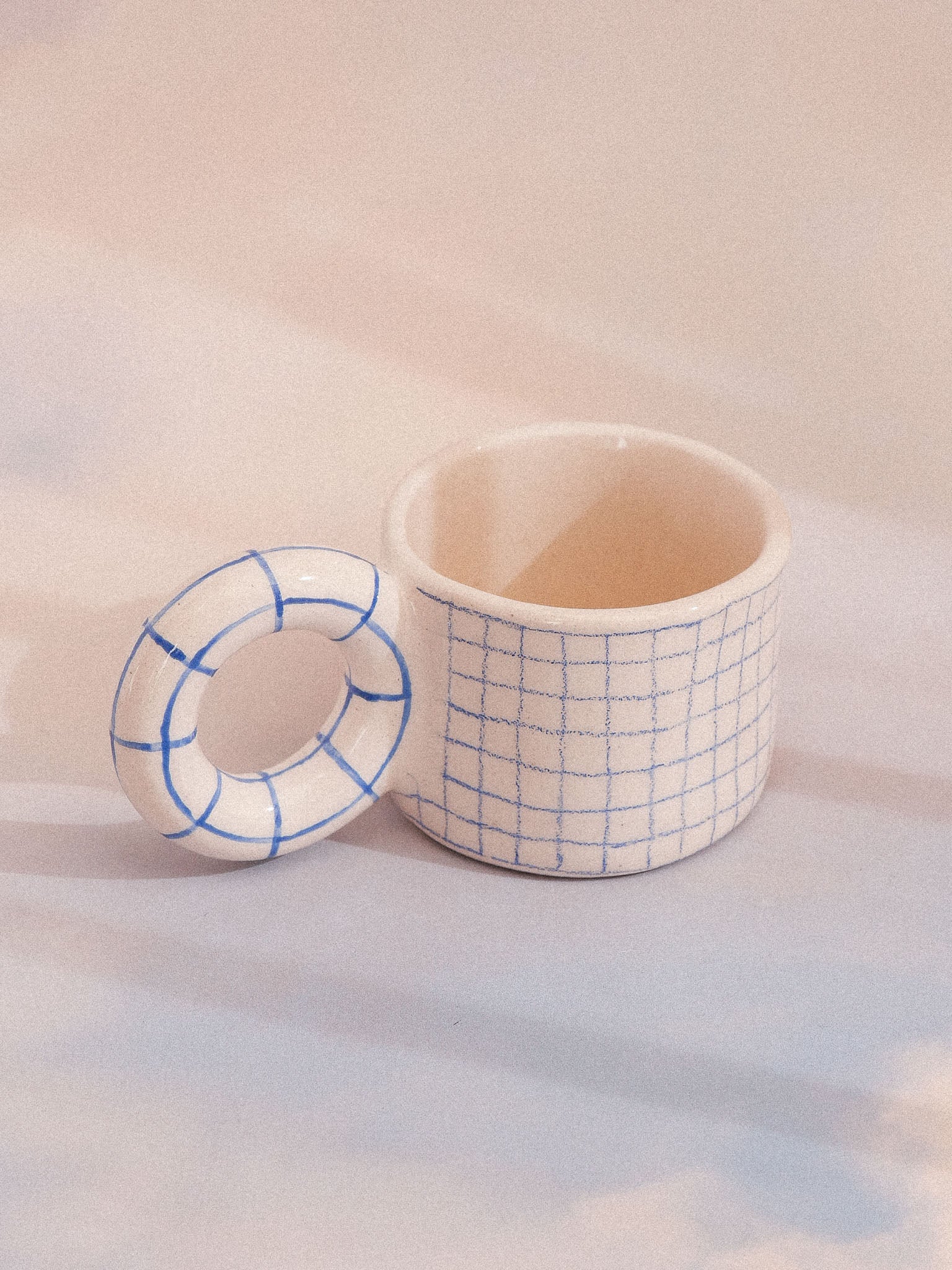 SMILEY HANDMADE CERAMIC MUG. GRID HANDLE | jeje.things