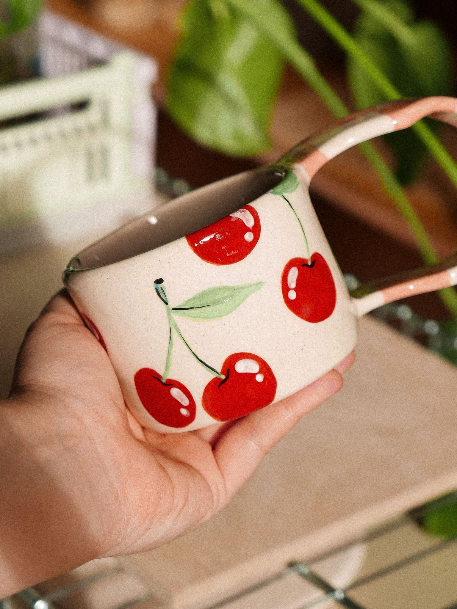 CHERRIES HANDMADE CERAMIC MUG. PINK DAMERO HANDLE | jeje.things