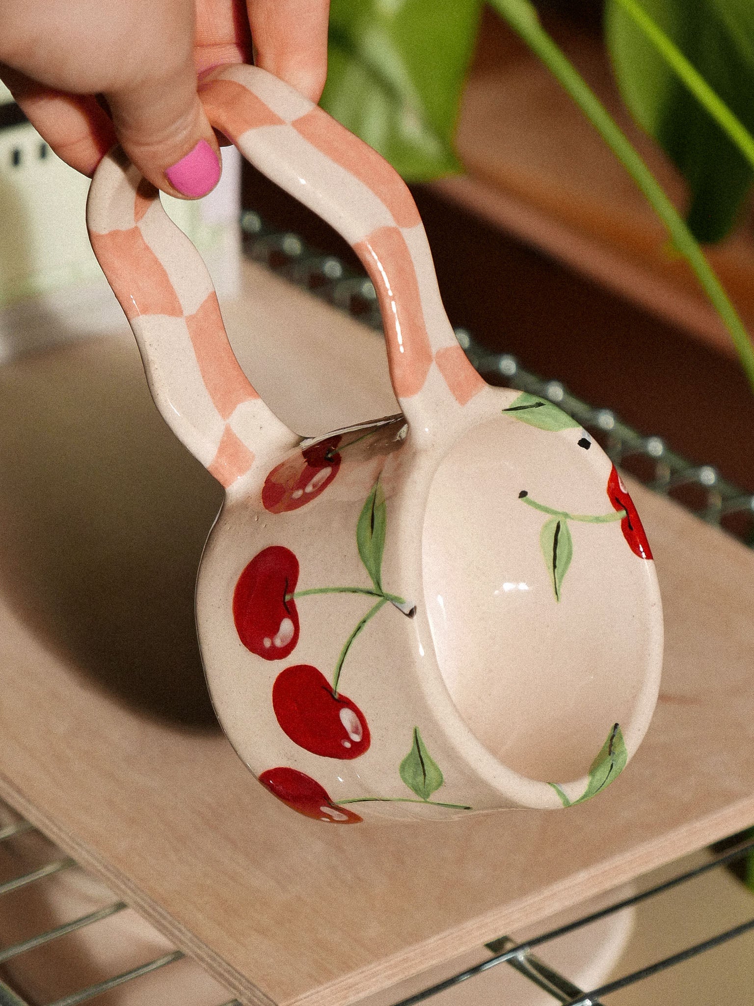 CHERRIES HANDMADE CERAMIC MUG. PINK DAMERO HANDLE | jeje.things