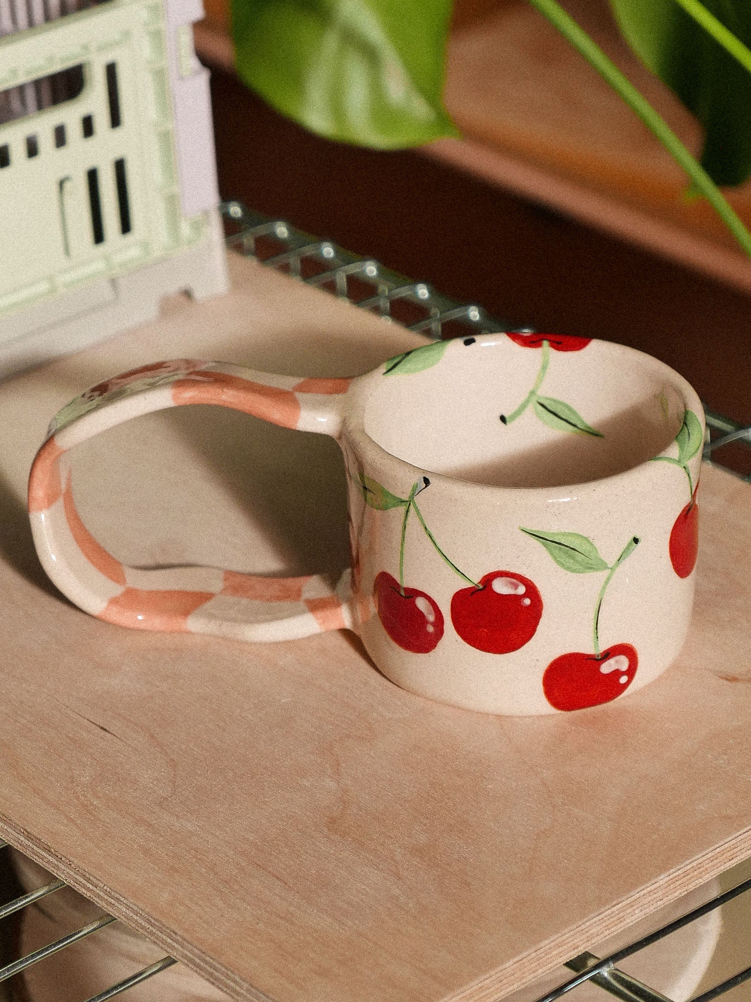 CHERRIES HANDMADE CERAMIC MUG. PINK DAMERO HANDLE | jeje.things