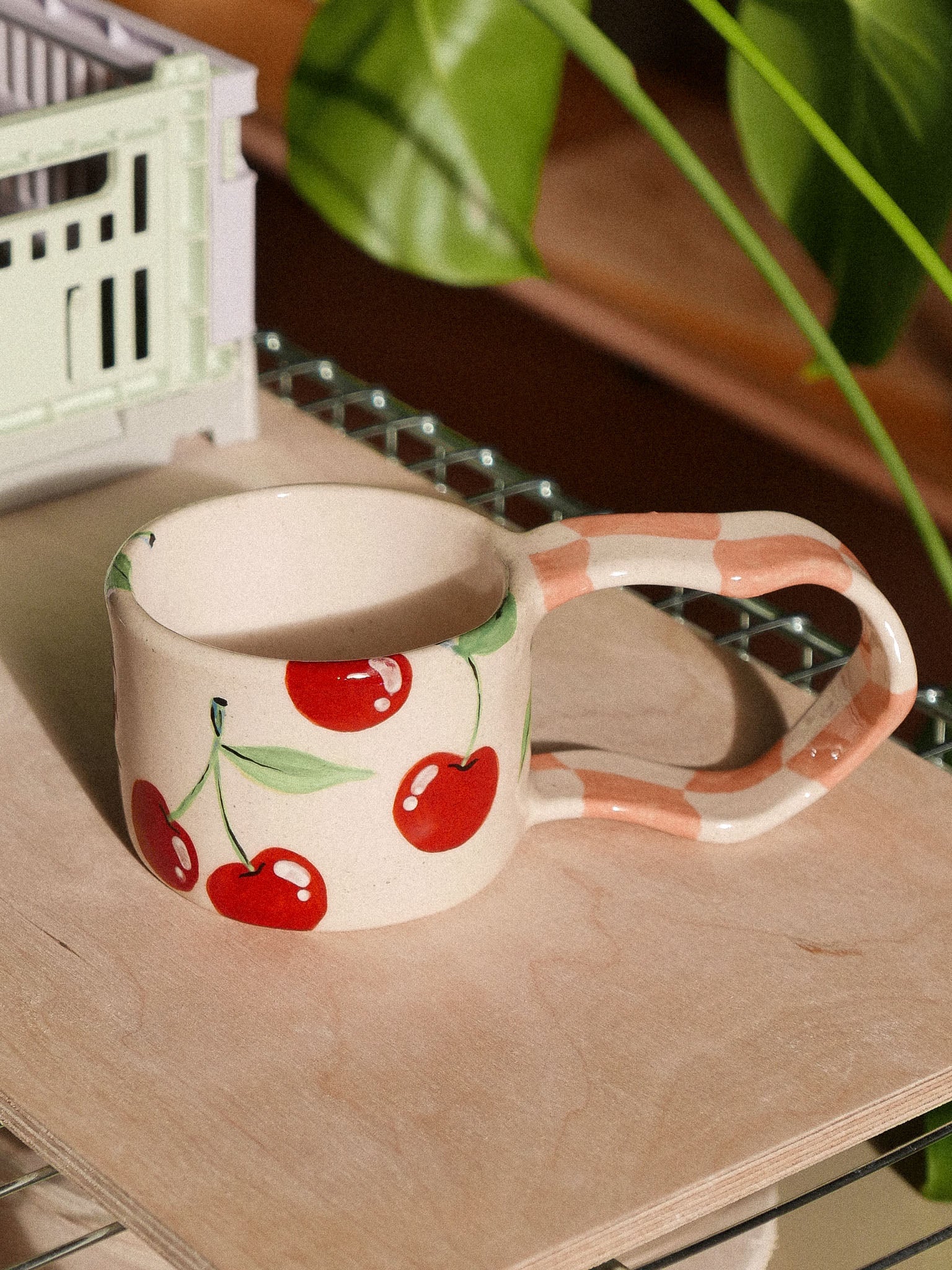 CHERRIES HANDMADE CERAMIC MUG. PINK DAMERO HANDLE | jeje.things