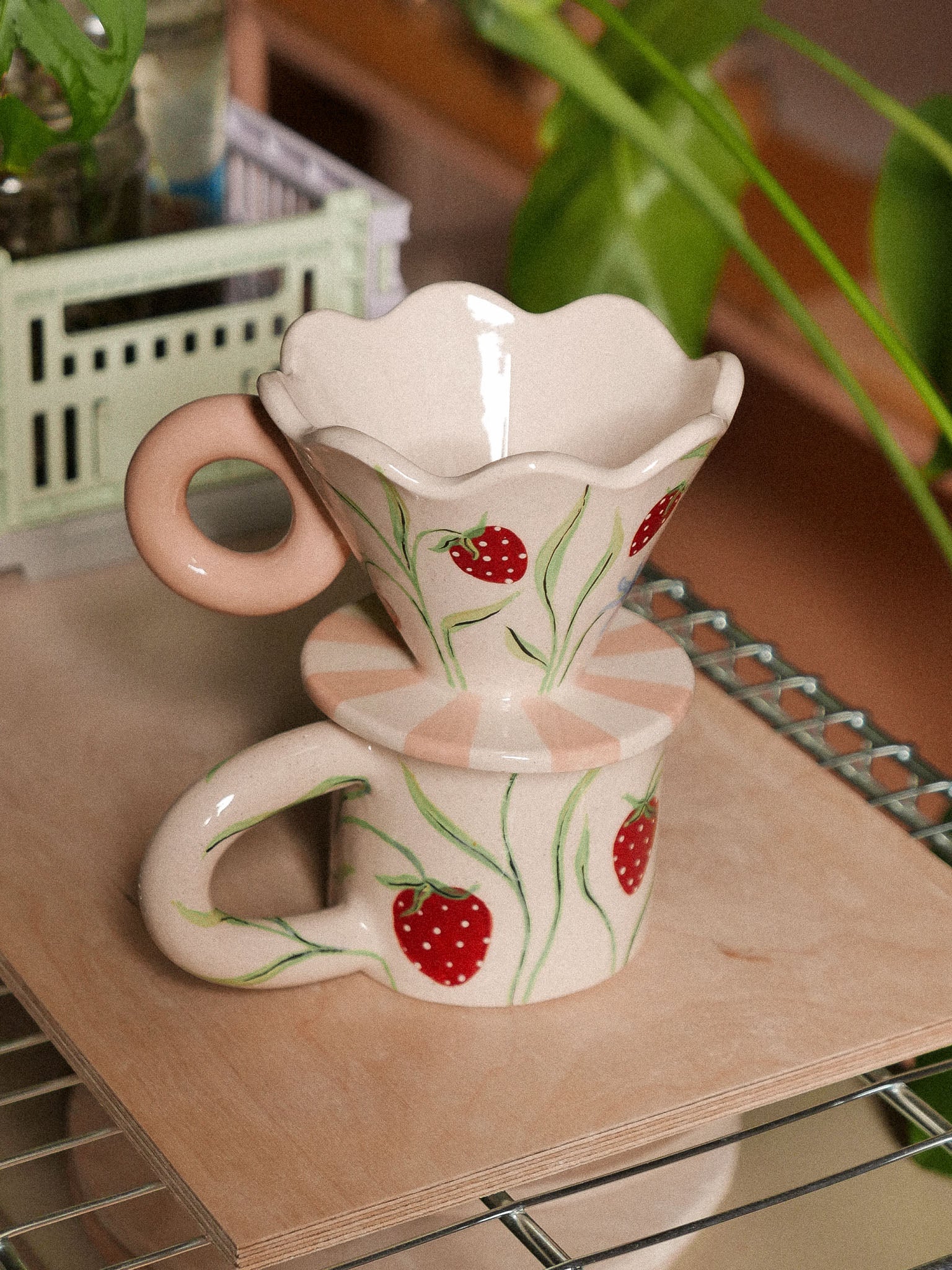 STRAWBERRY HANDMADE CERAMIC COFFER DRIPPER | jeje.things